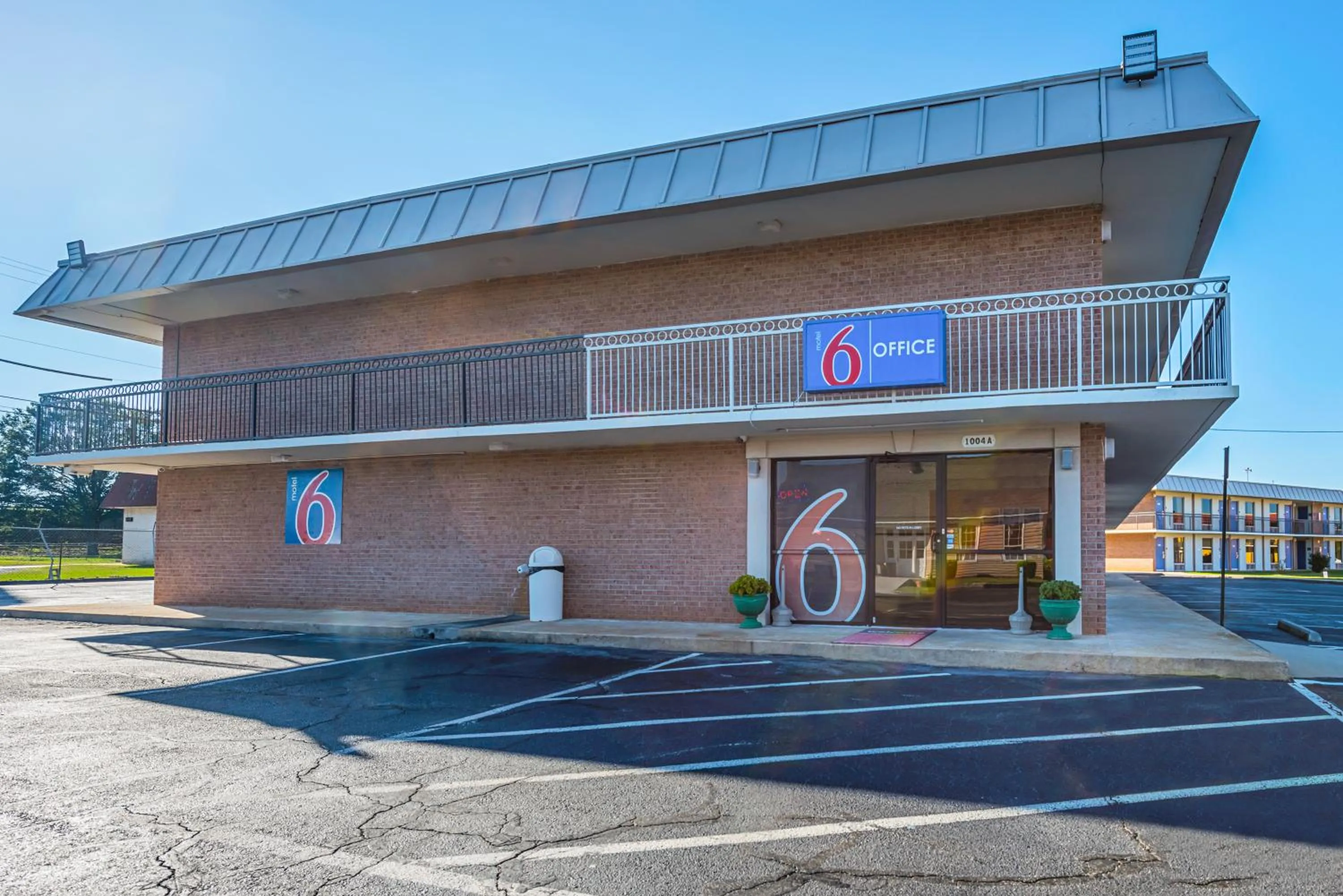 Facade/entrance in Motel 6-Perry, GA