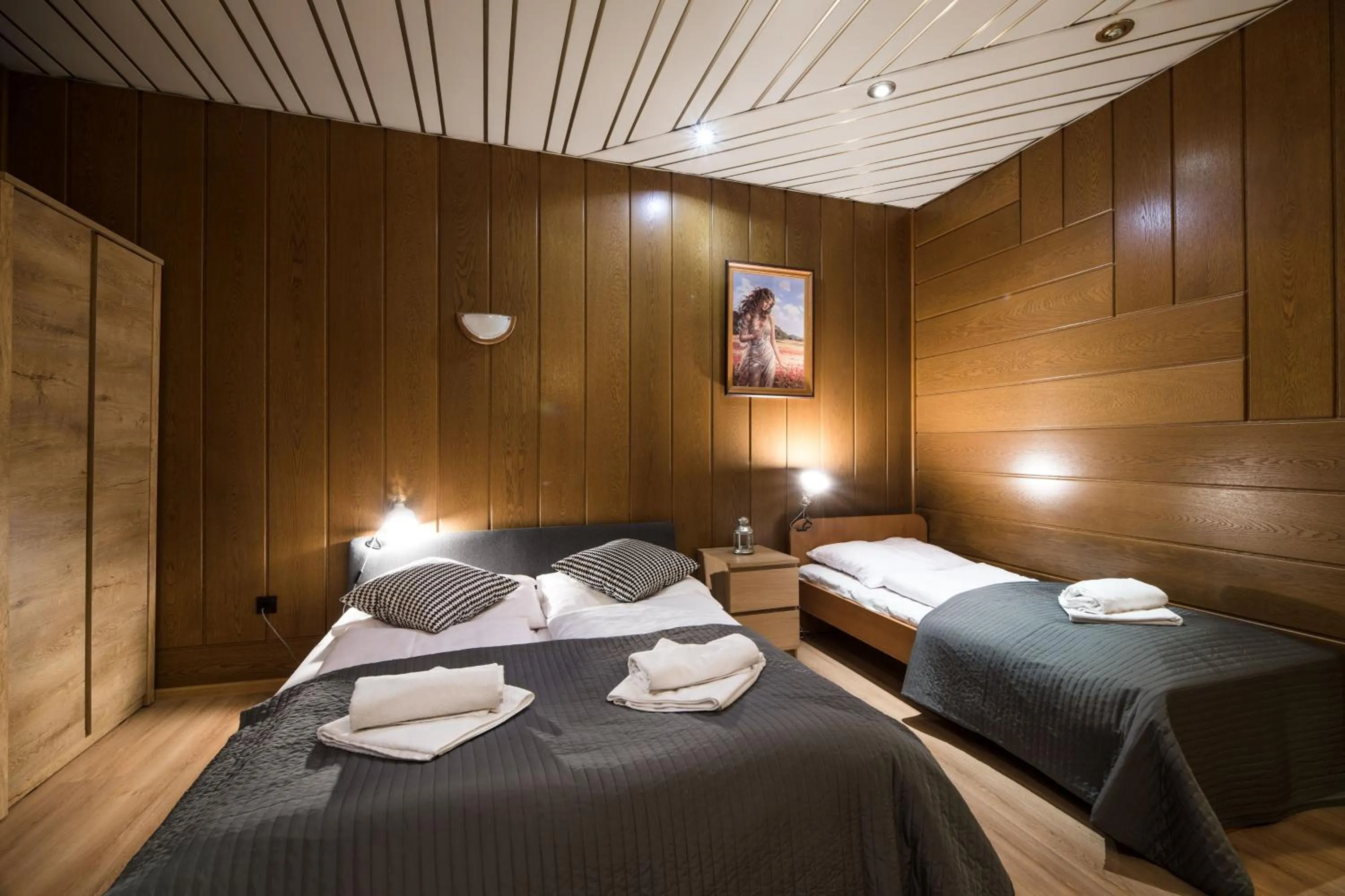 Photo of the whole room, Bed in Golden Lion Guest Rooms Szewska 19