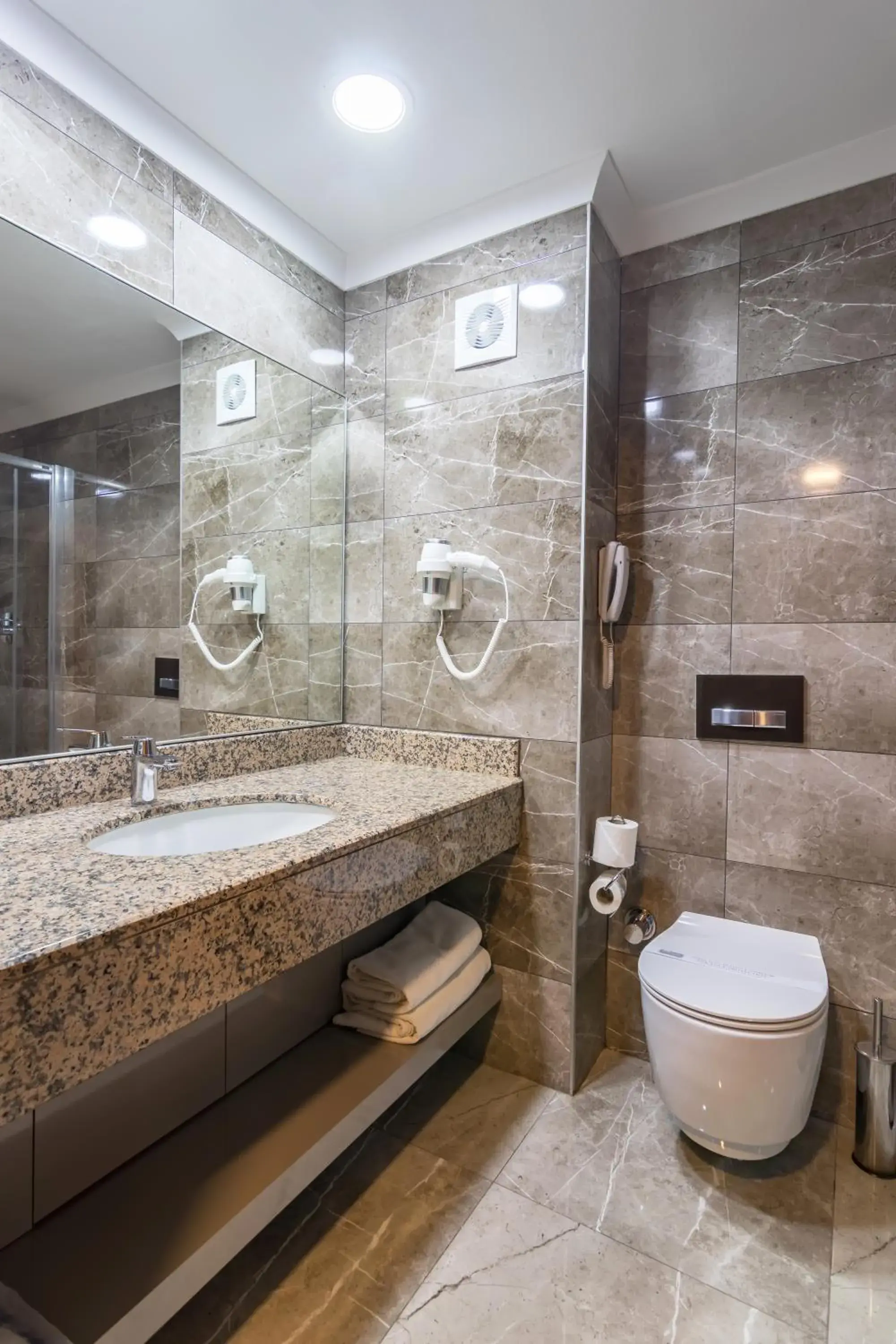Double Room with Two Single Beds and Park View in Hotel 2000 Kavaklıdere Double Room with Two Single Beds and Park View in Hotel 2000 Kavaklıdere