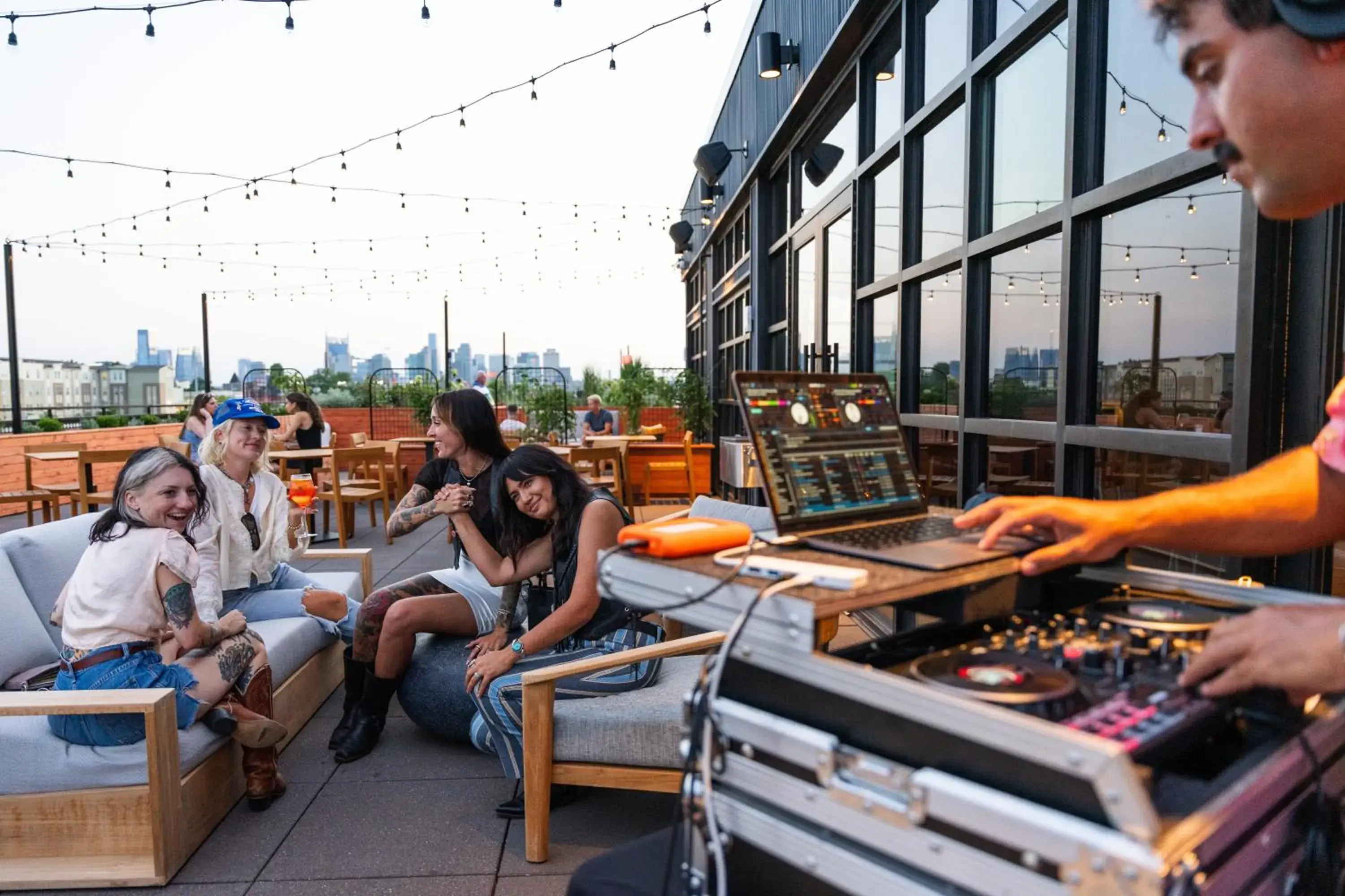 Lounge or bar in Waymore's Guest House Lounge or bar in Waymore's Guest House