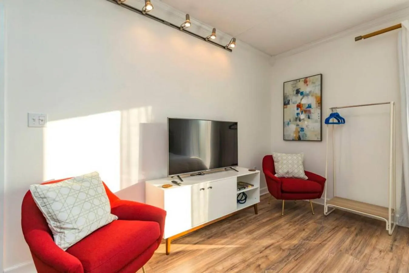 Bedroom in Music Row Retreat with Pool and Free Parking, Walk to Bars!