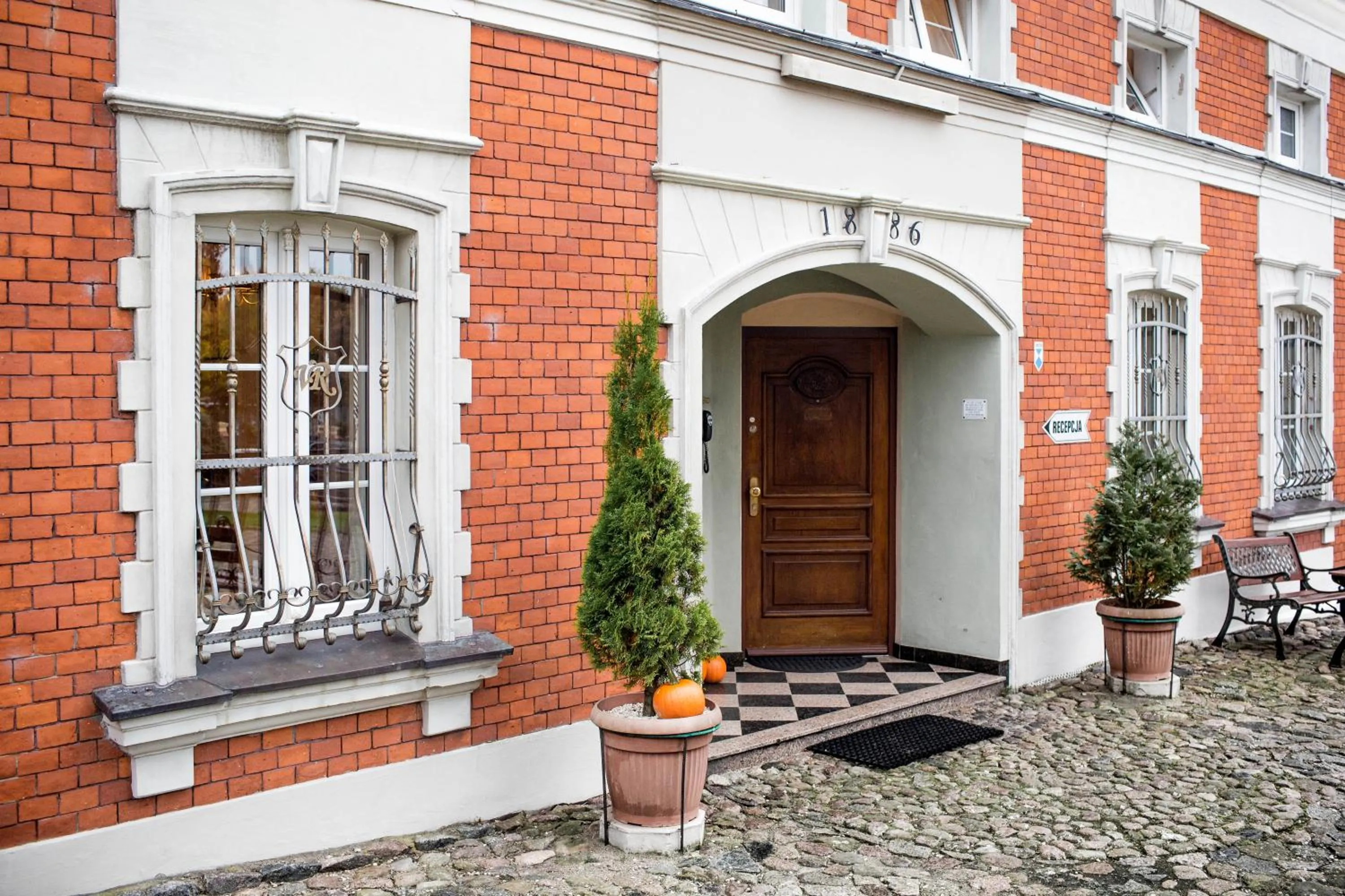 Facade/entrance in VILLA RED by COLUMBUS Ustka