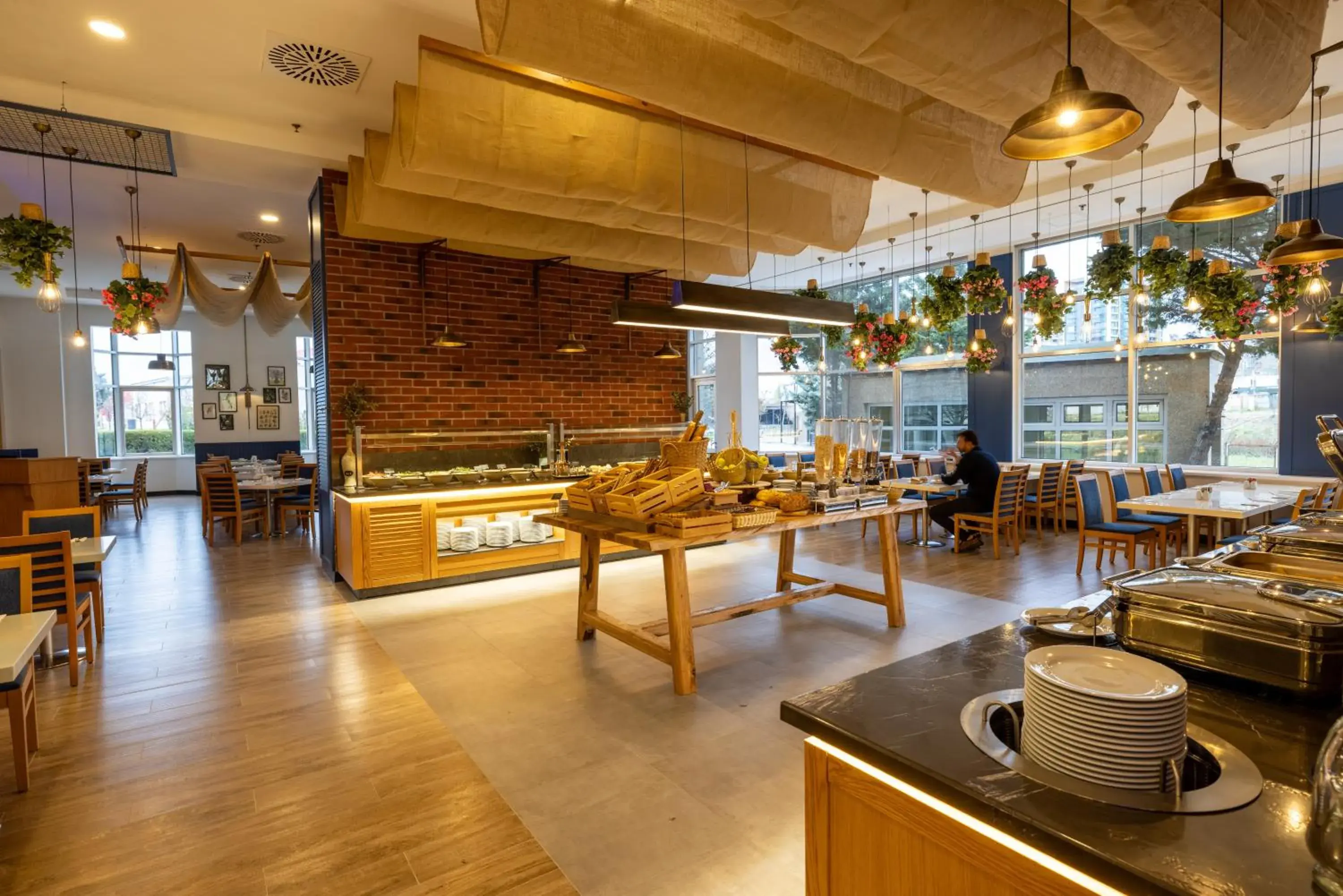 Restaurant/places to eat in WOW Airport Hotel Restaurant/places to eat in WOW Airport Hotel