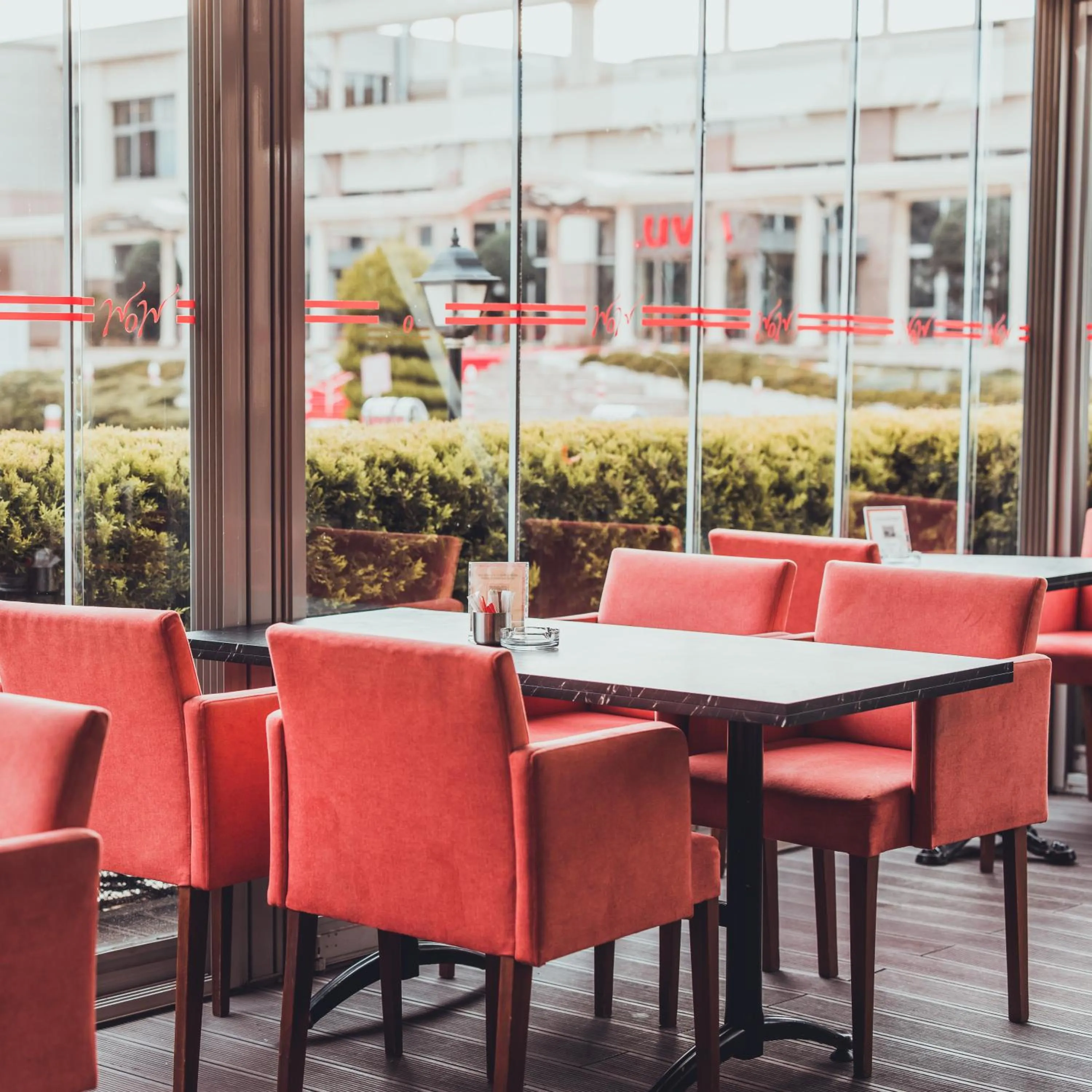 Restaurant/places to eat in WOW Airport Hotel