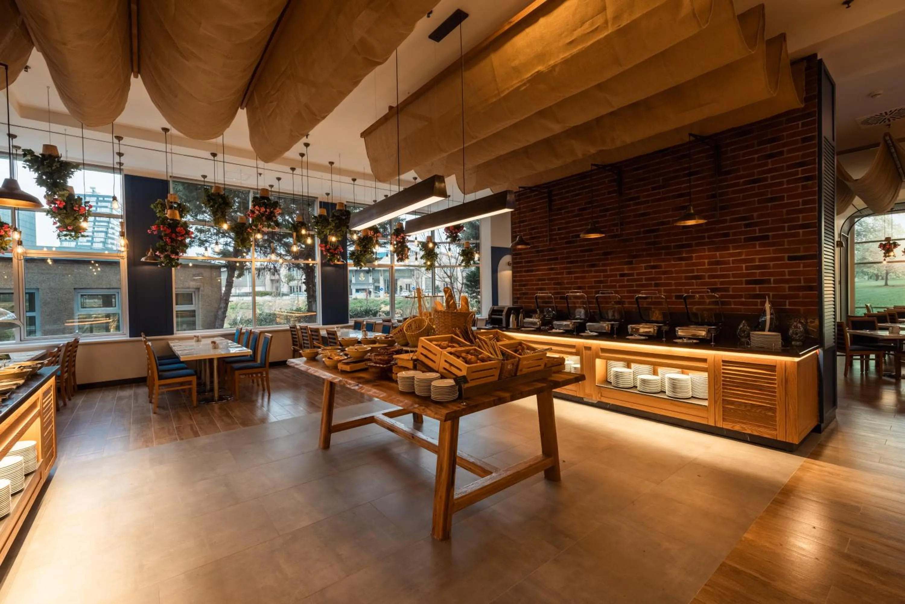 Restaurant/places to eat in WOW Airport Hotel