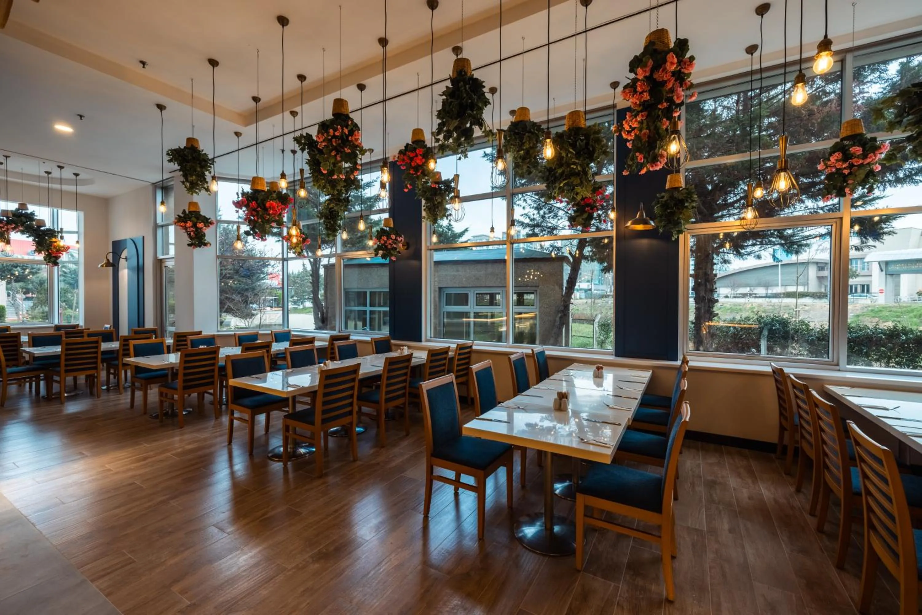 Restaurant/places to eat in WOW Airport Hotel