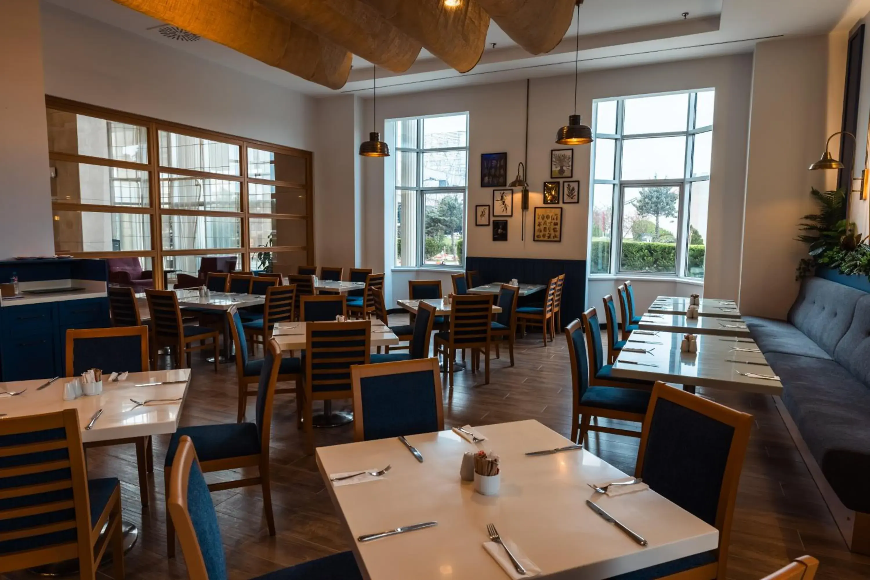 Restaurant/places to eat in WOW Airport Hotel Restaurant/places to eat in WOW Airport Hotel