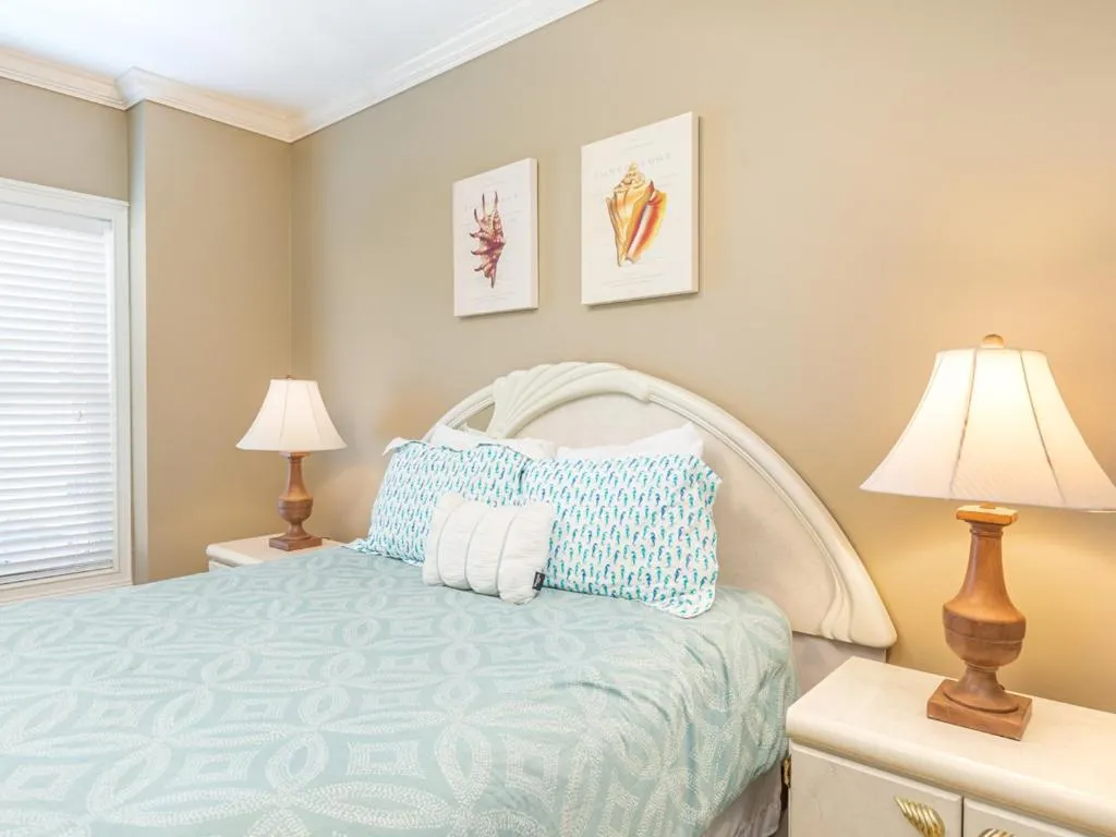 Bed in Silver Seas 203