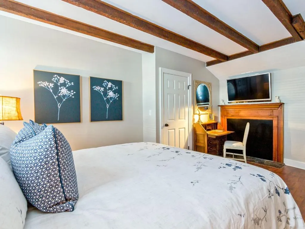 Bed in Habersham House