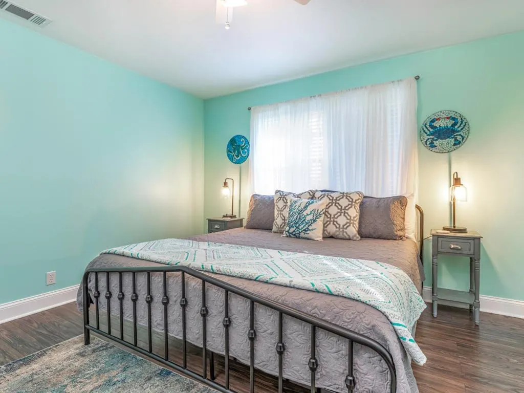 Bed in Castaway Cottage