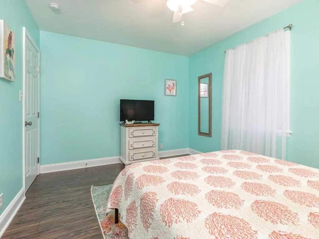 Bed in Castaway Cottage