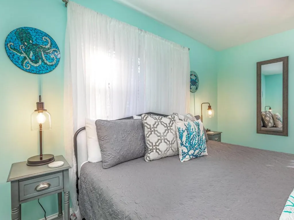 Bed in Castaway Cottage