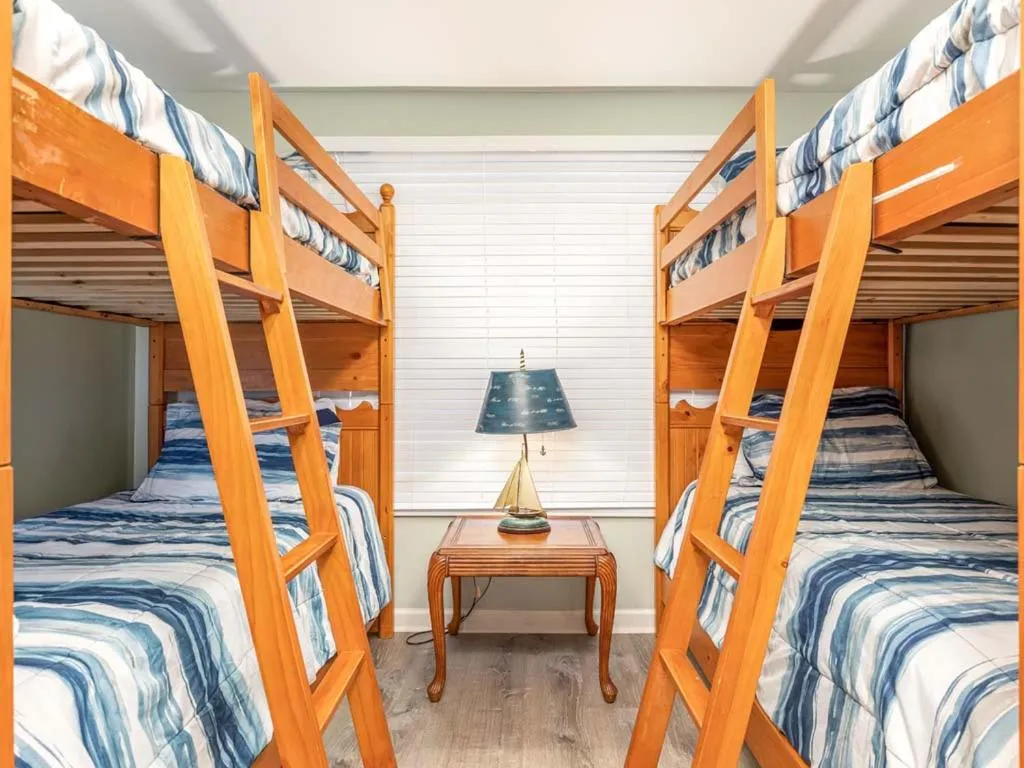 Bed in Summer Winds 528