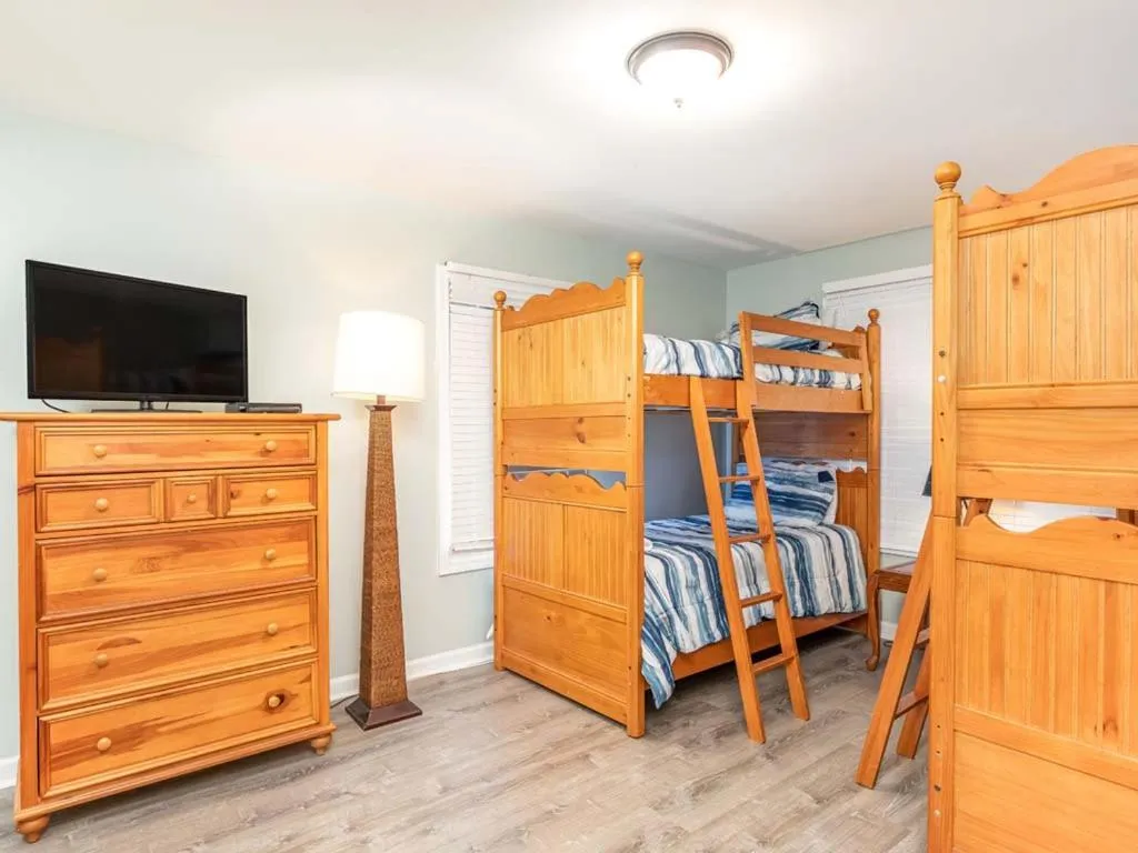 Bed in Summer Winds 528