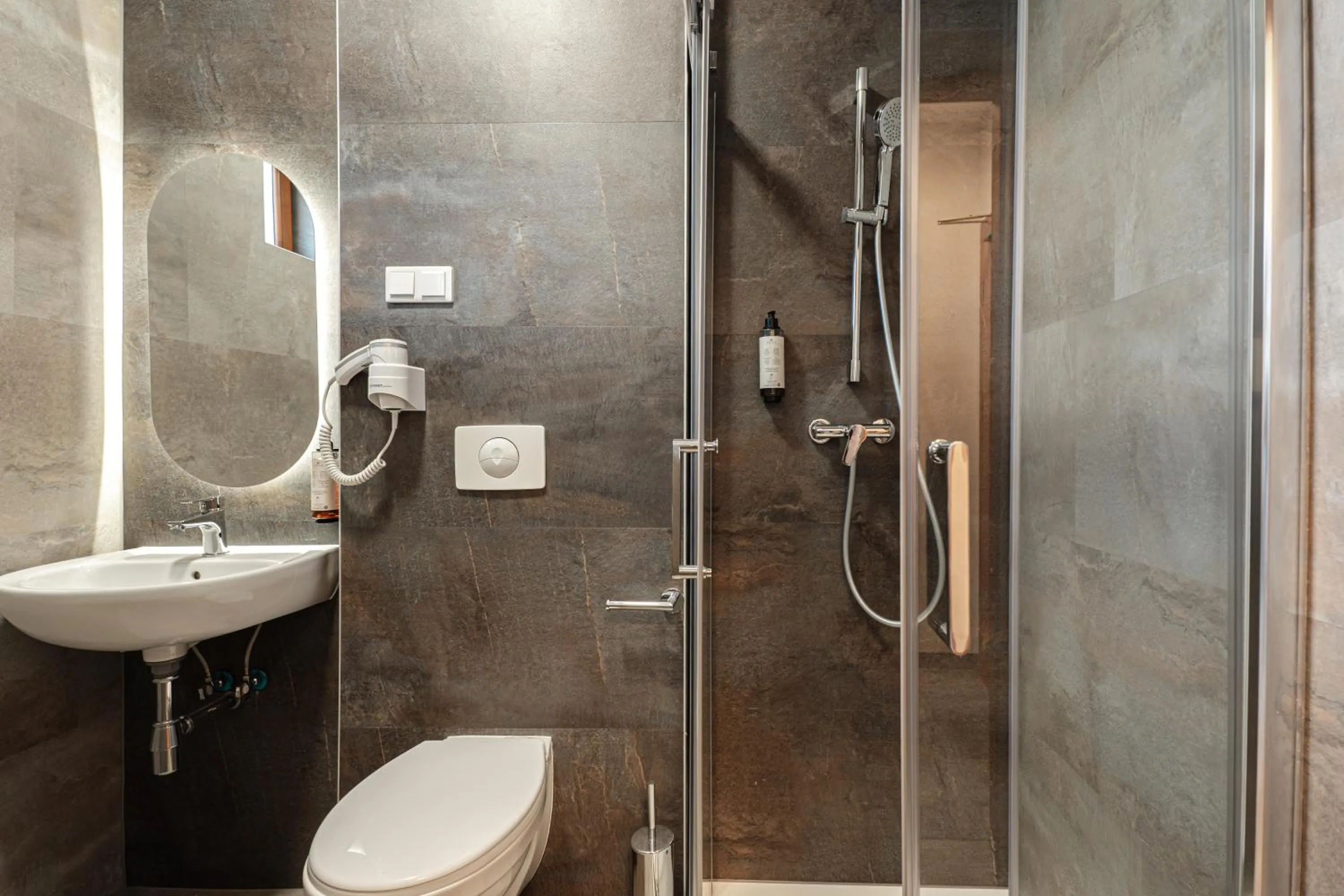 Shower in Hotel Solny