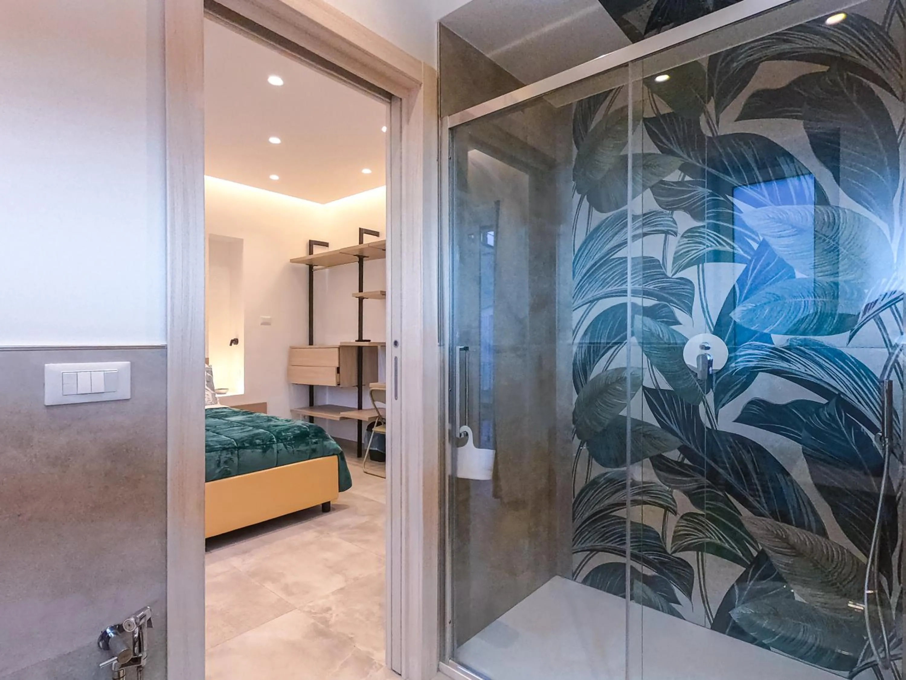 Shower, Bed in Delphi Soggiorni Romantic Suites with Private Terrace - Ischia Porto