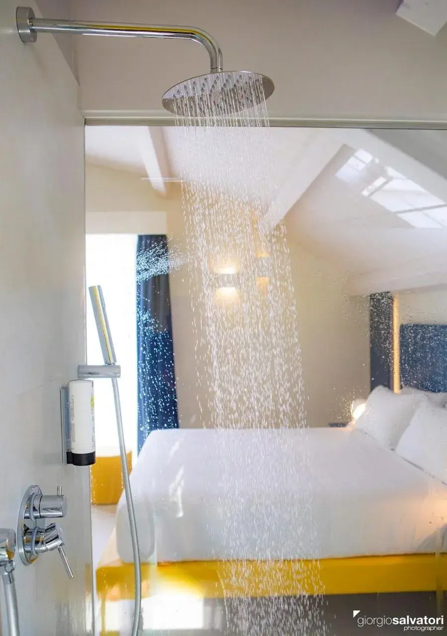 Shower, Bed in Hotel Trevi