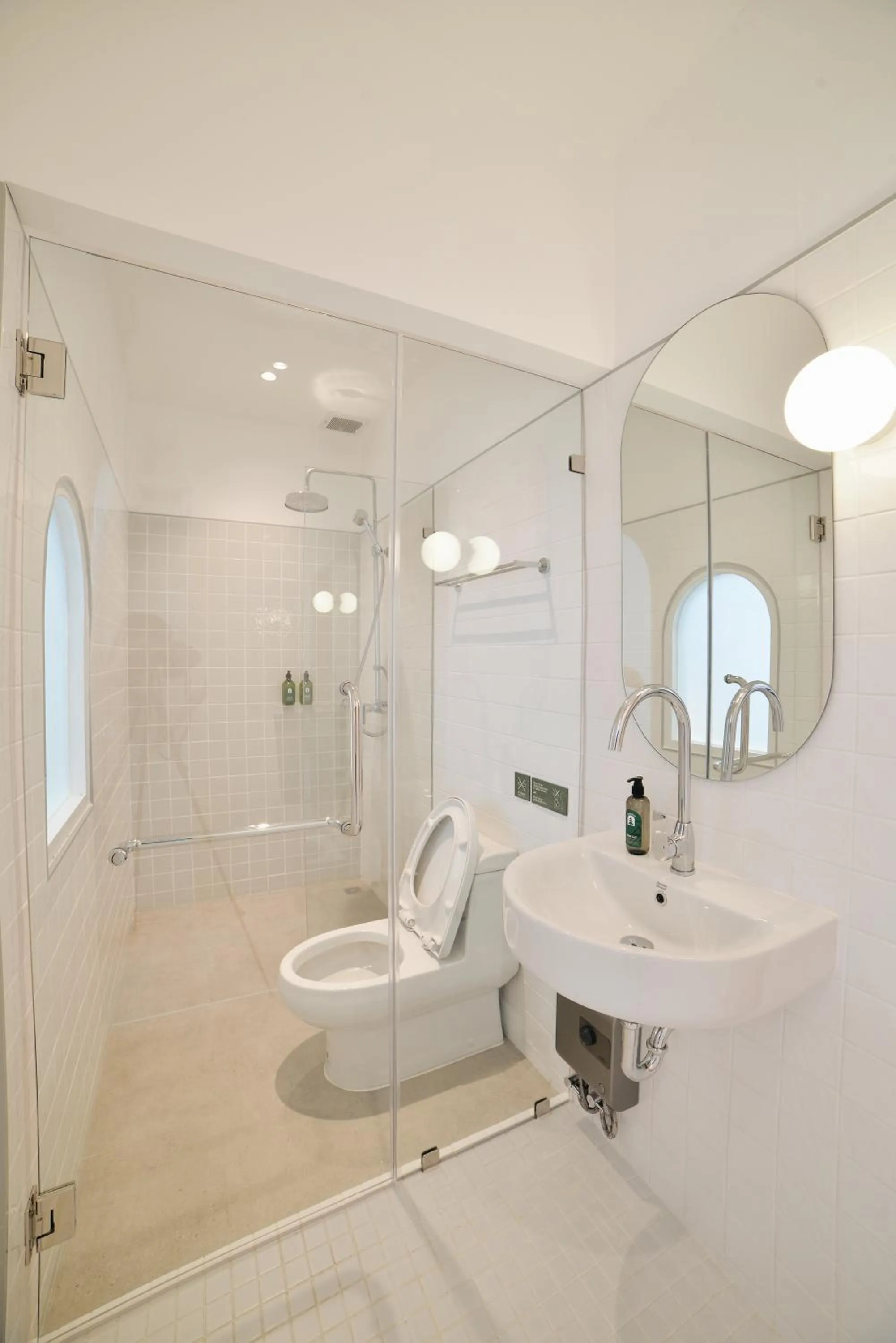 Toilet in Evergreen Cafe and Hotel