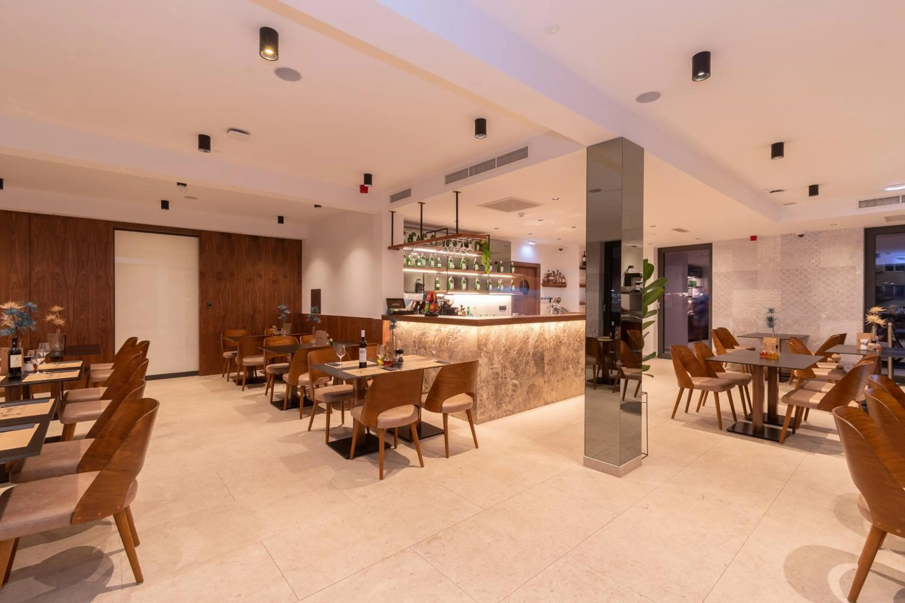 Restaurant/places to eat in Hotel Batuda