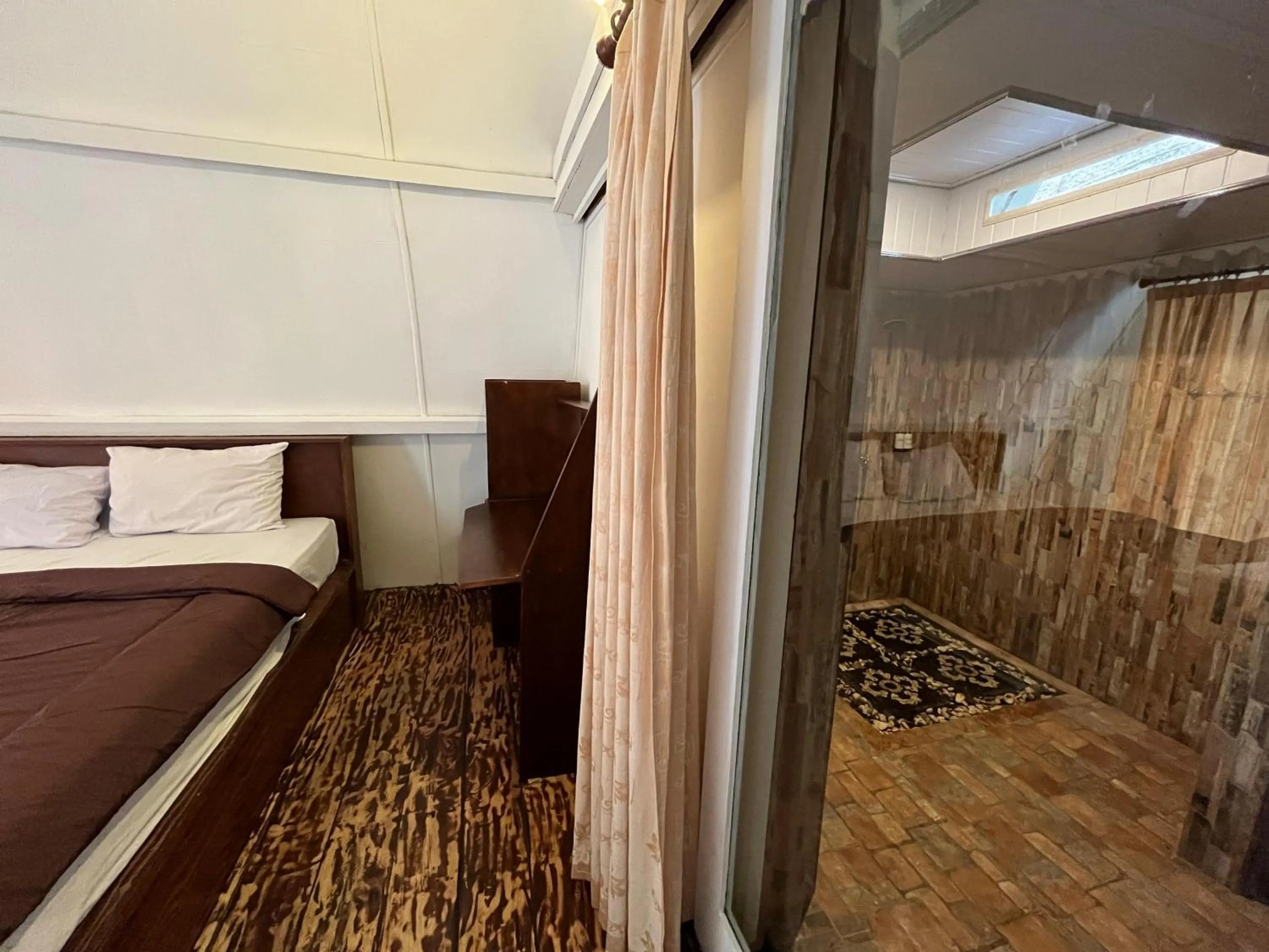 Bathroom, Bed in Coral Beach Seaside