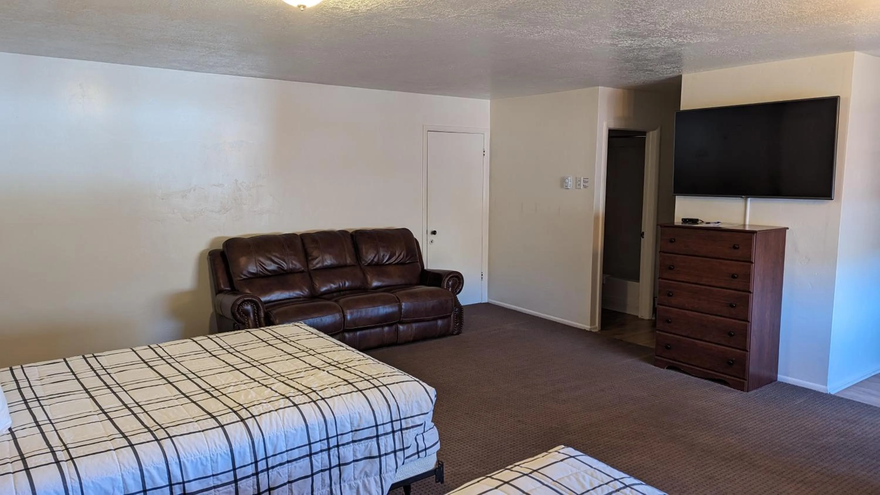 Bedroom, Bed in High Desert Inn