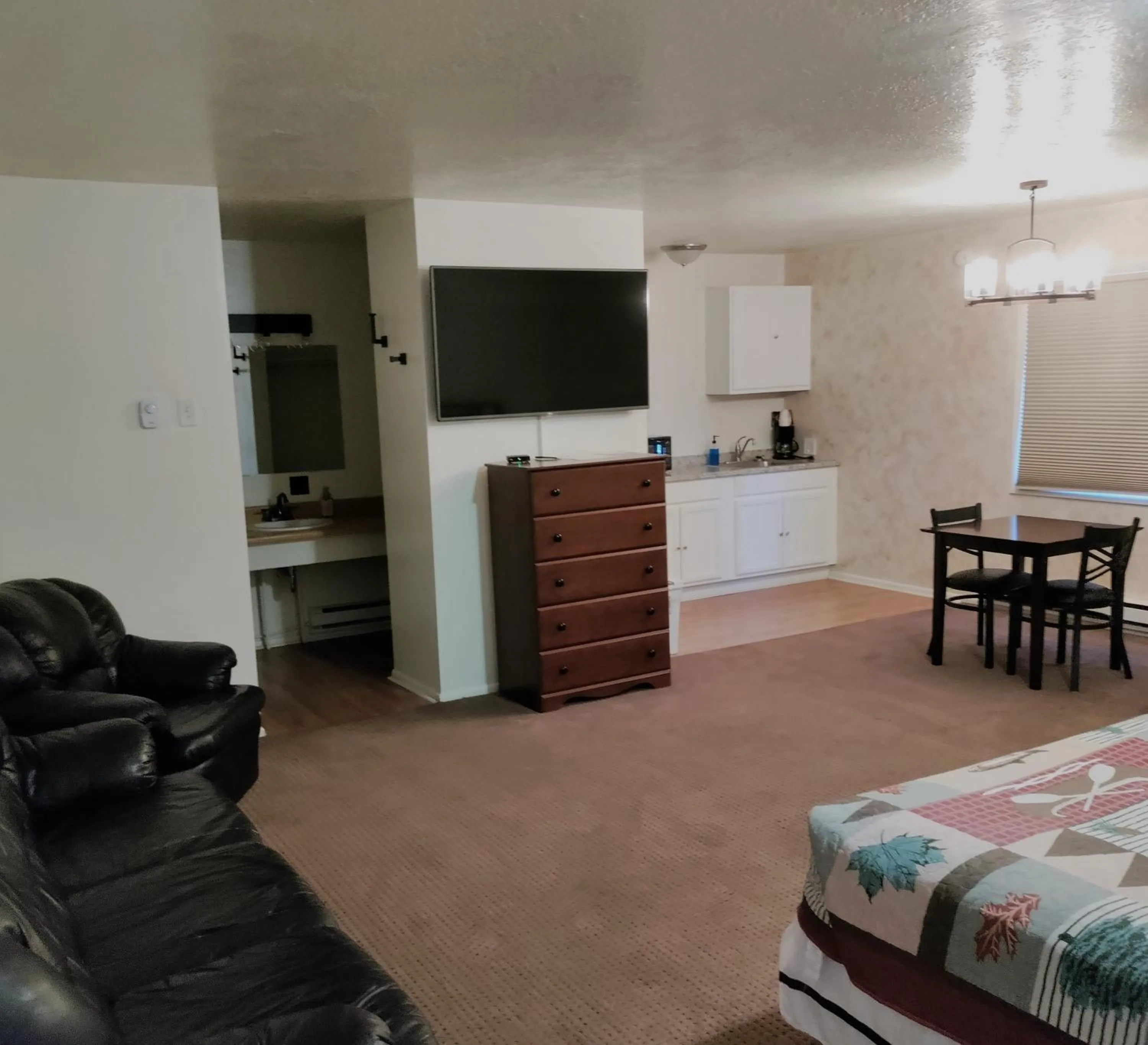 TV and multimedia in High Desert Inn