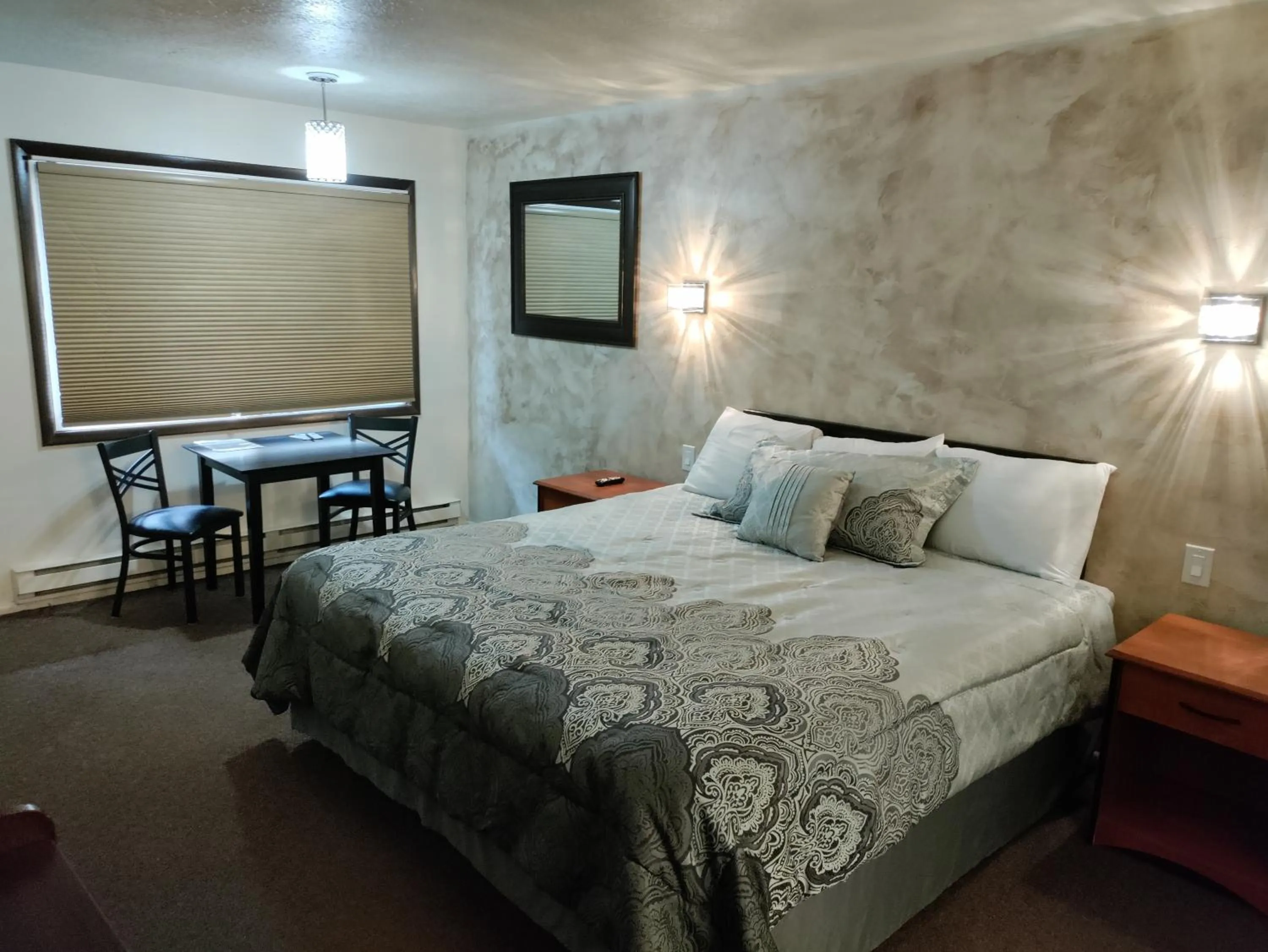 Photo of the whole room, Bed in High Desert Inn