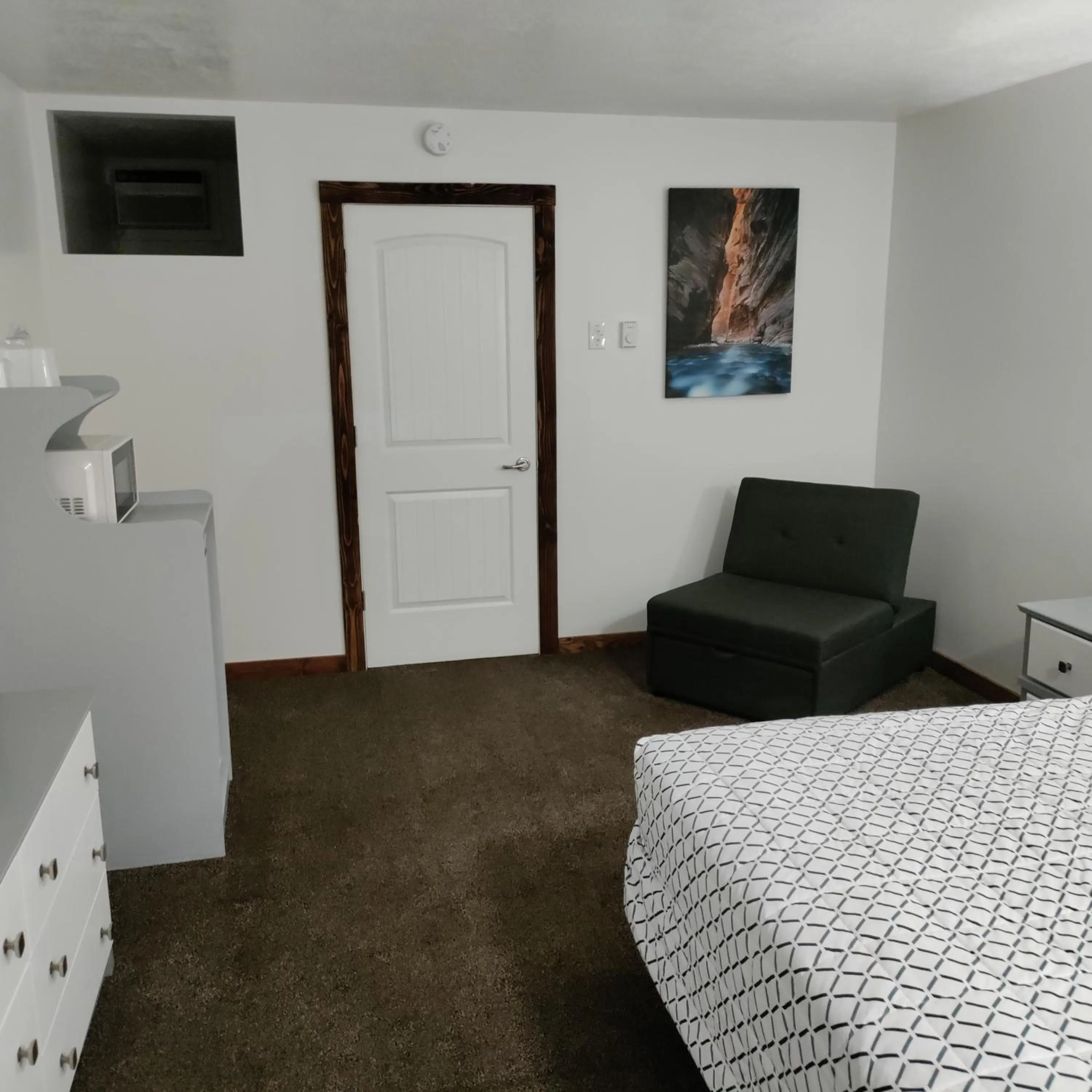 Photo of the whole room, Bed in High Desert Inn