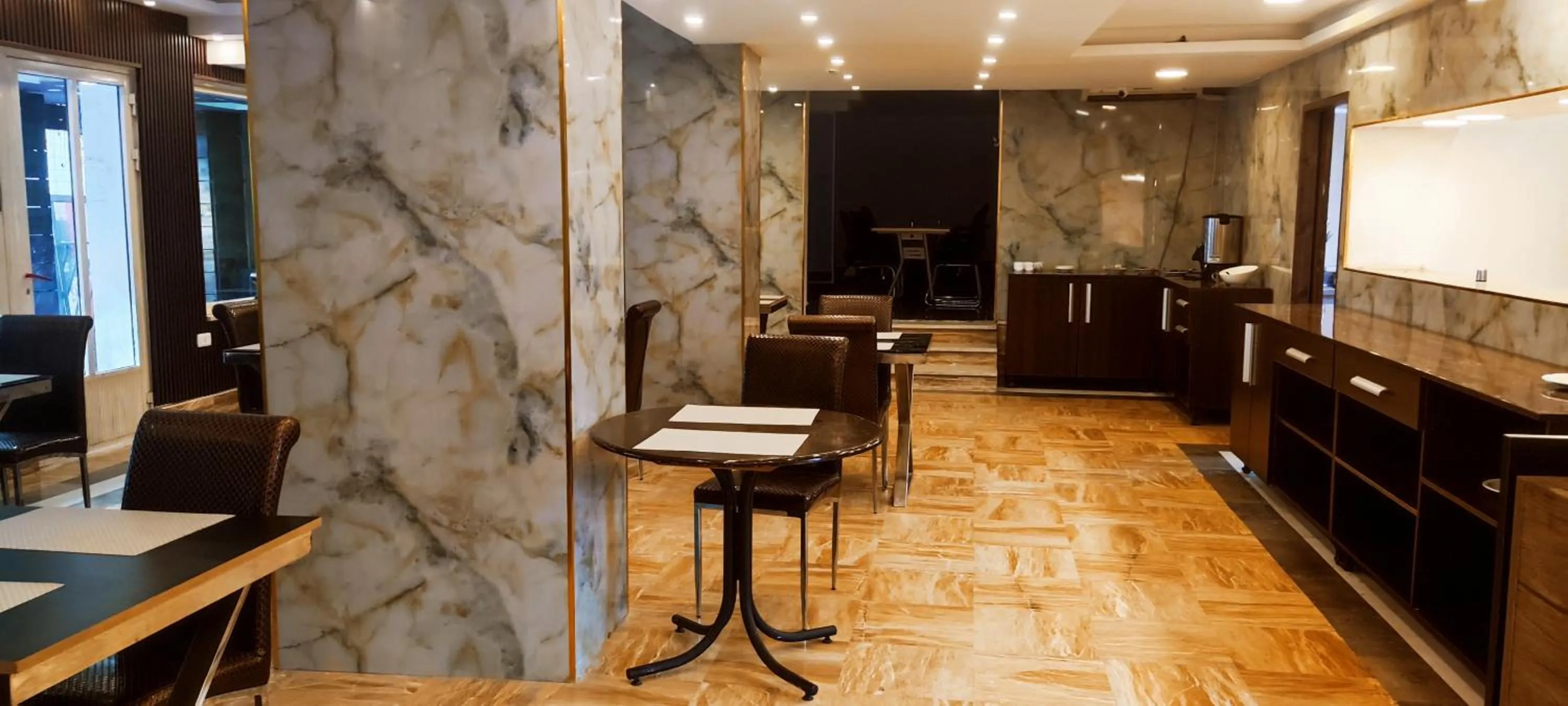 Restaurant/places to eat in Golden Hotel