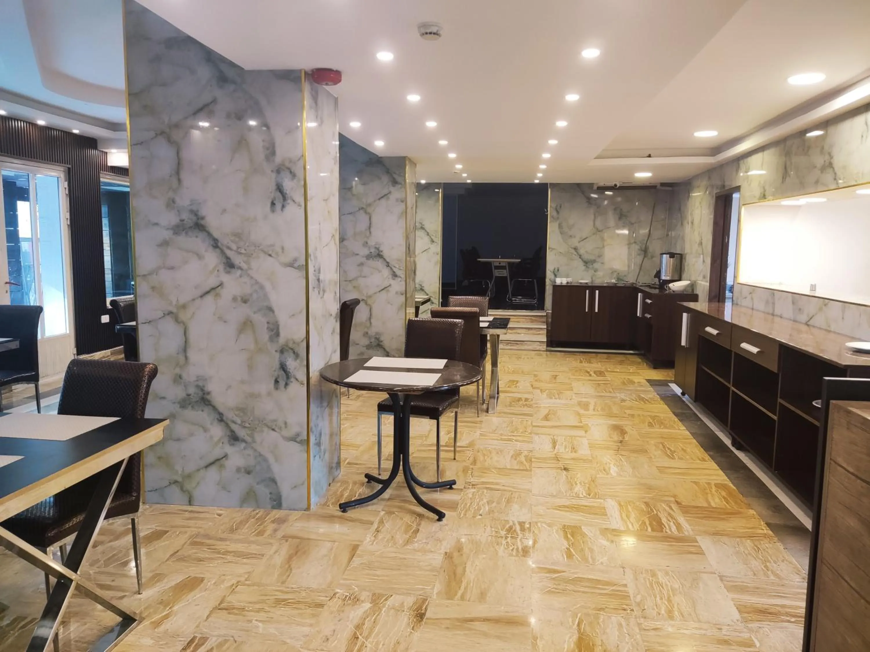 Restaurant/places to eat in Golden Hotel