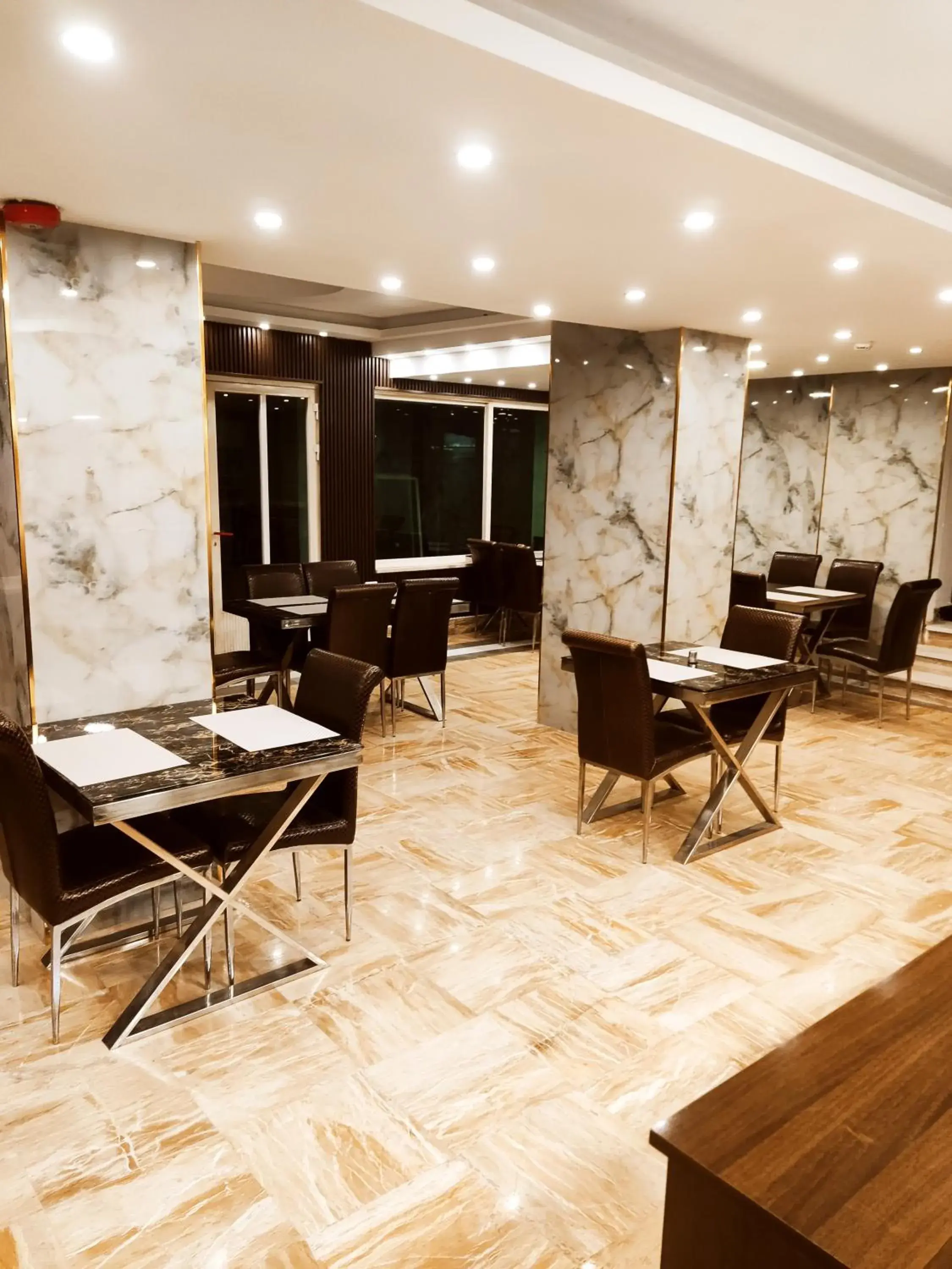 Restaurant/places to eat in Golden Hotel Restaurant/places to eat in Golden Hotel