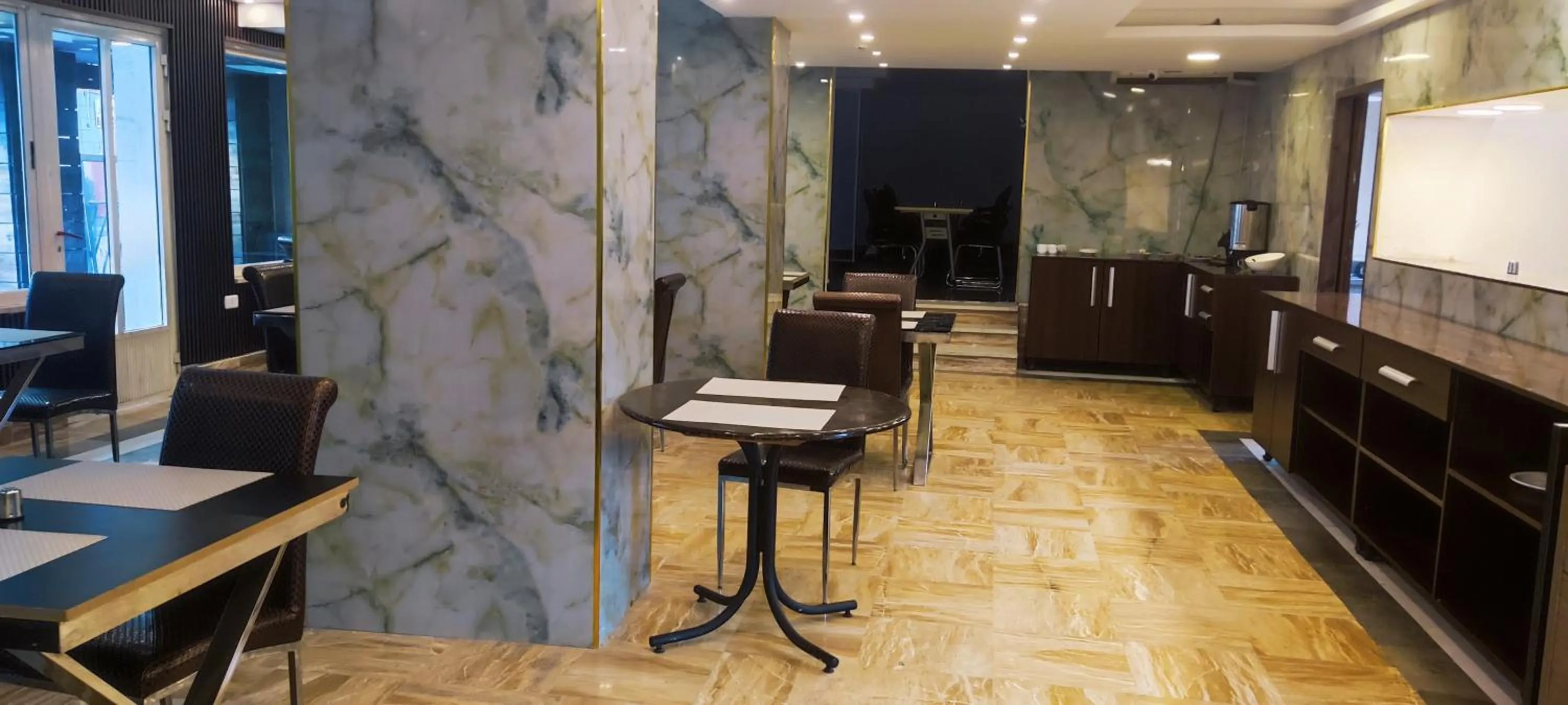 Restaurant/places to eat in Golden Hotel