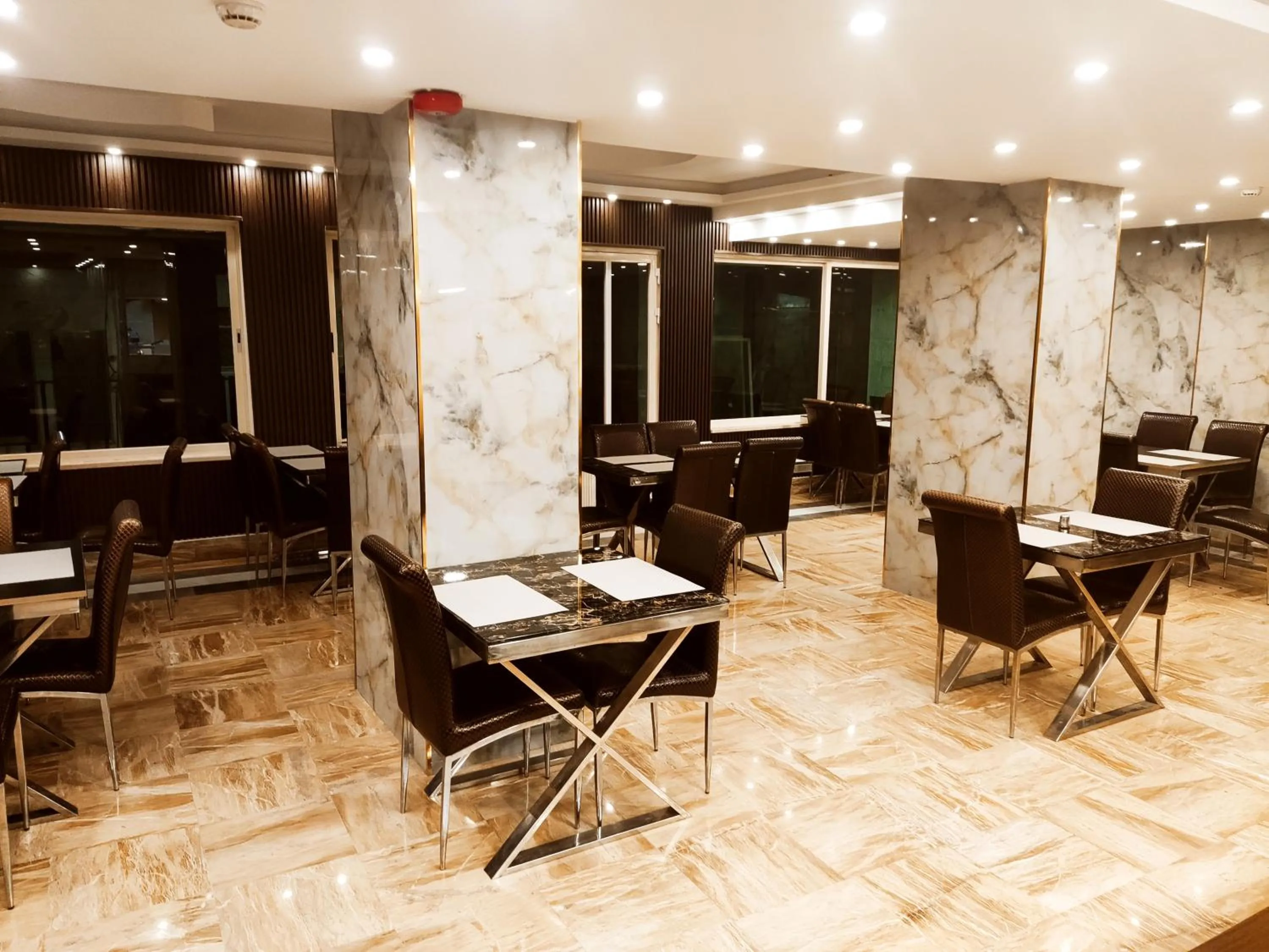 Restaurant/places to eat in Golden Hotel