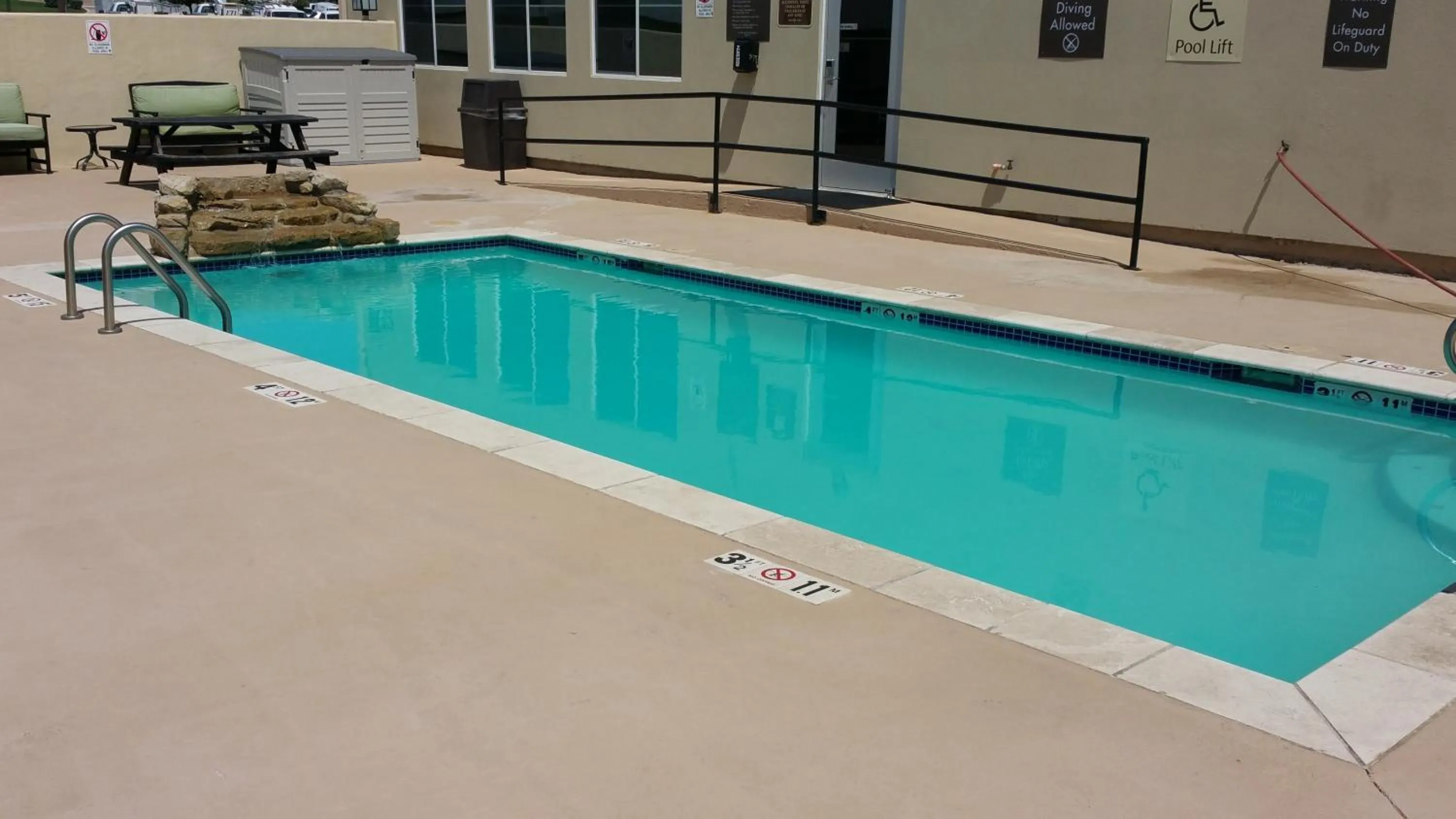 Swimming pool in Comfort Inn & Suites Lakeside