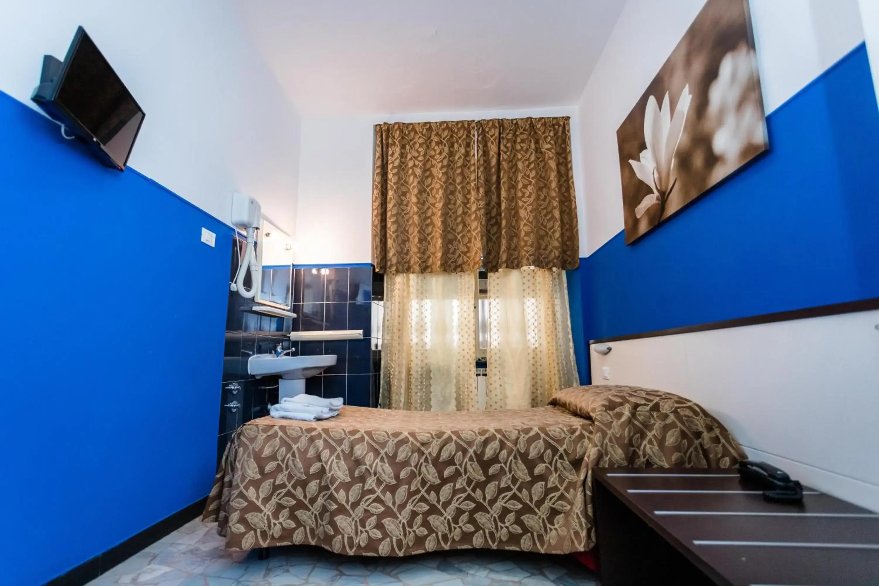 Single Room with Private External Bathroom in Mini Hotel Single Room with Private External Bathroom in Mini Hotel