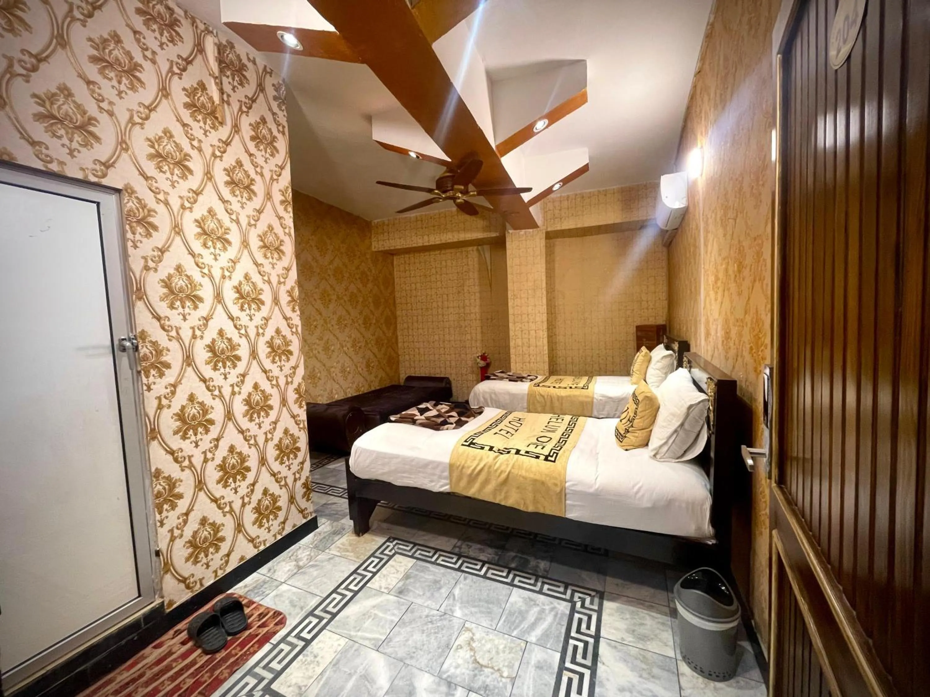 Bed in Hotel Khan Plaza