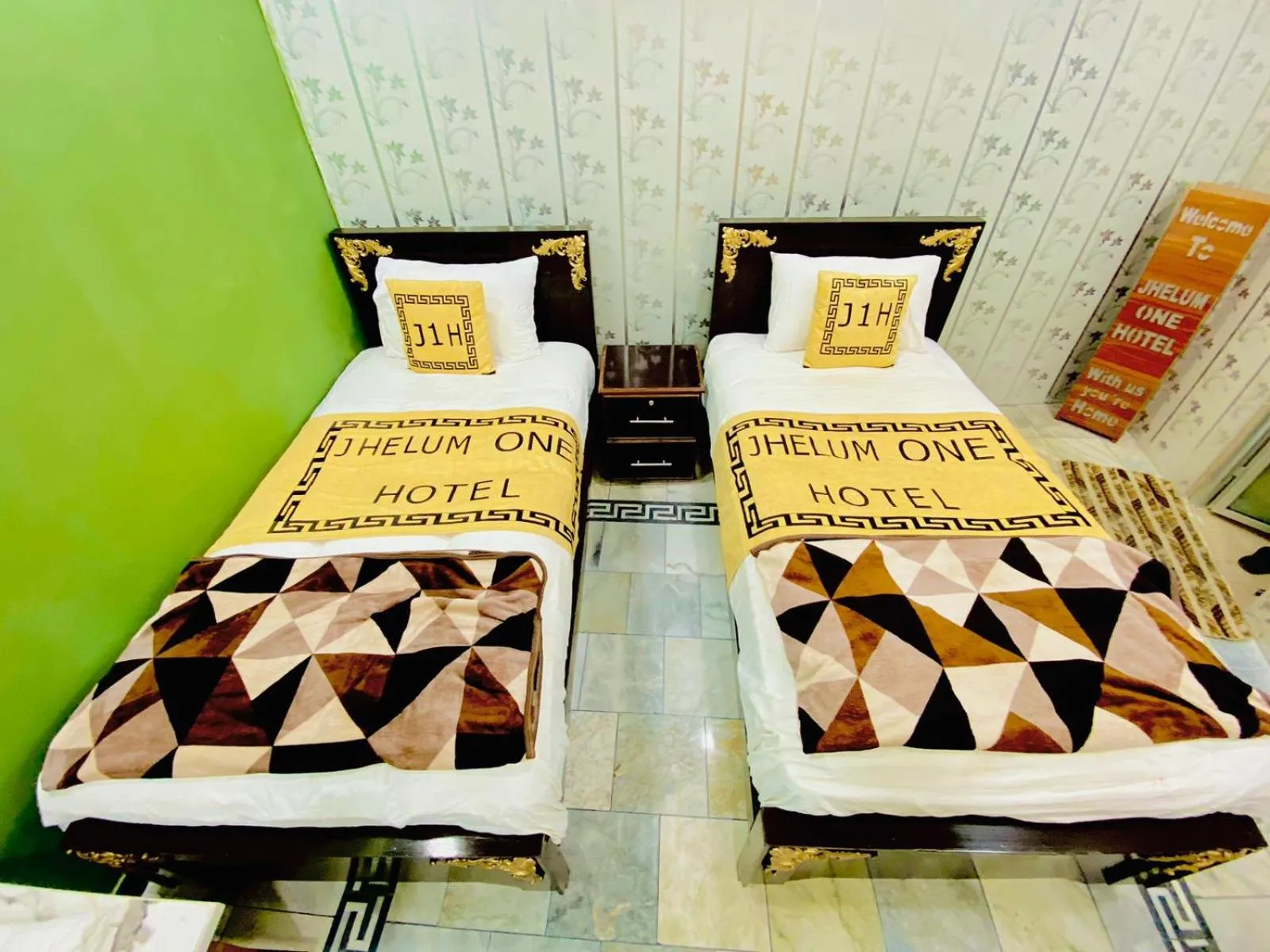 Bed in Hotel Khan Plaza