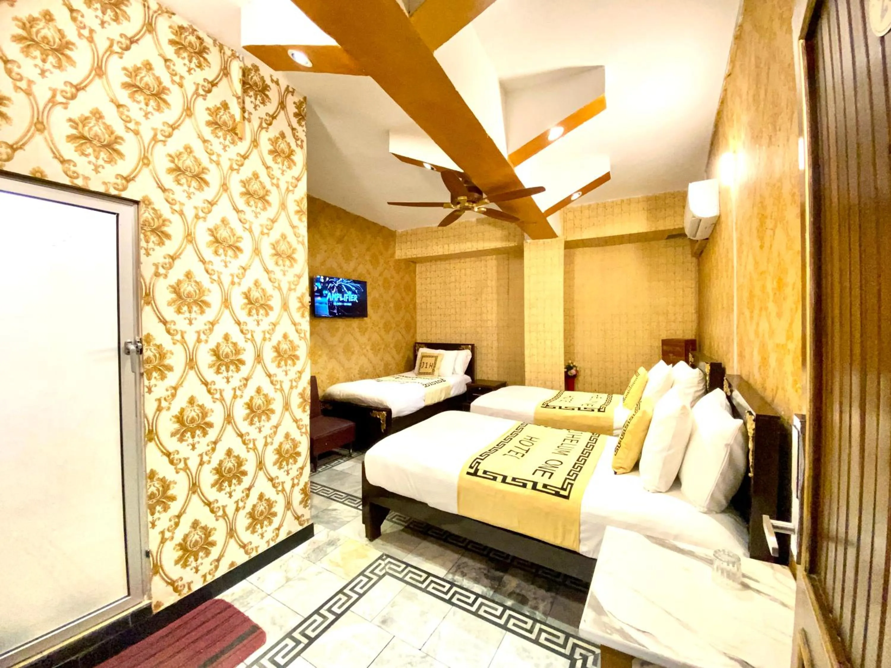 Bed in Hotel Khan Plaza