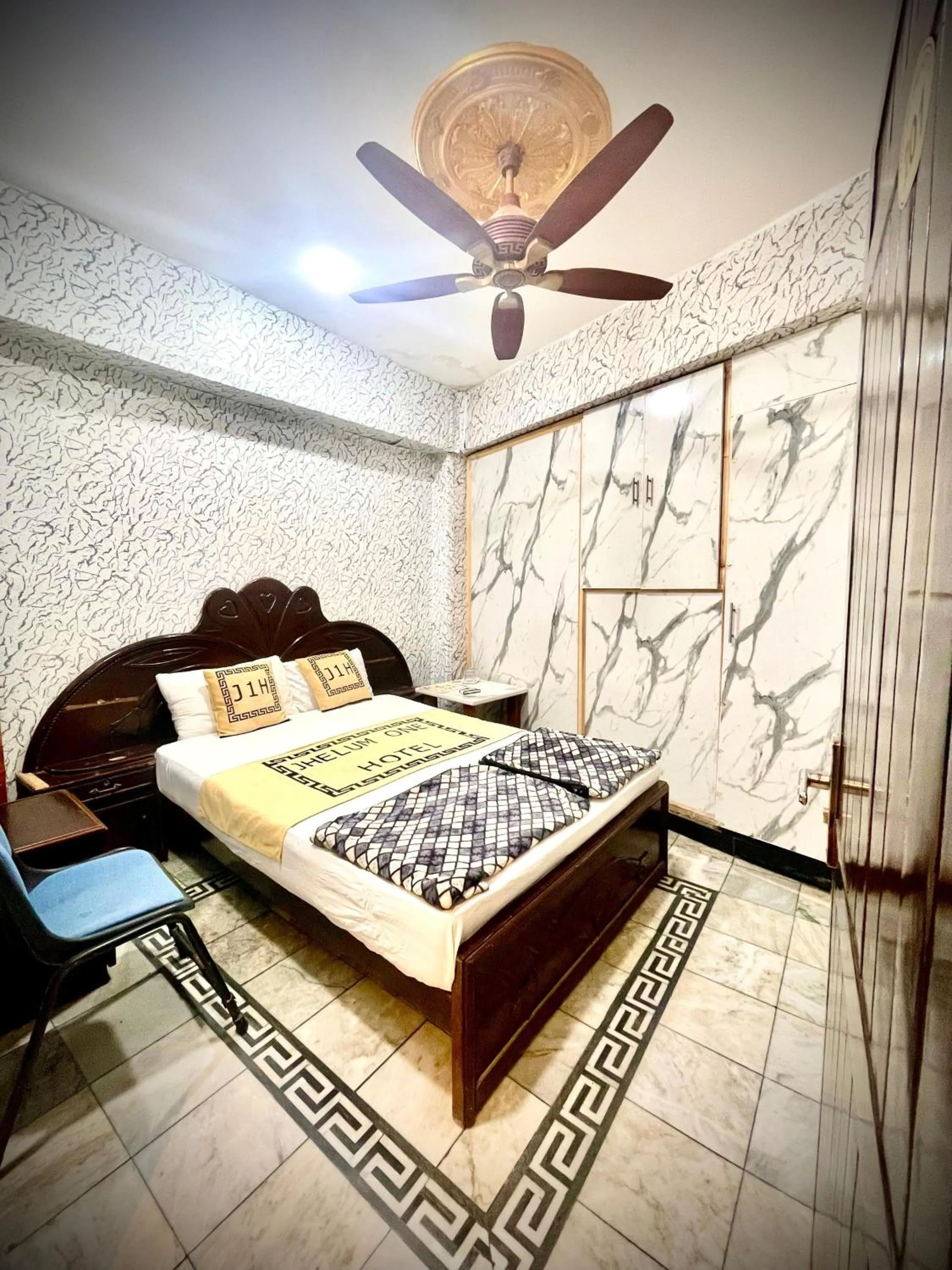 Bed in Hotel Khan Plaza