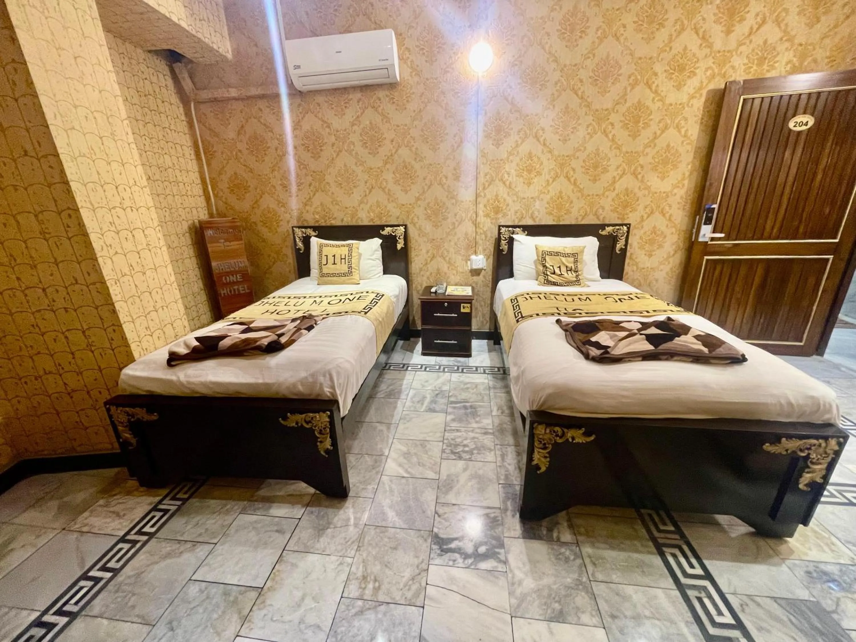Bed in Hotel Khan Plaza