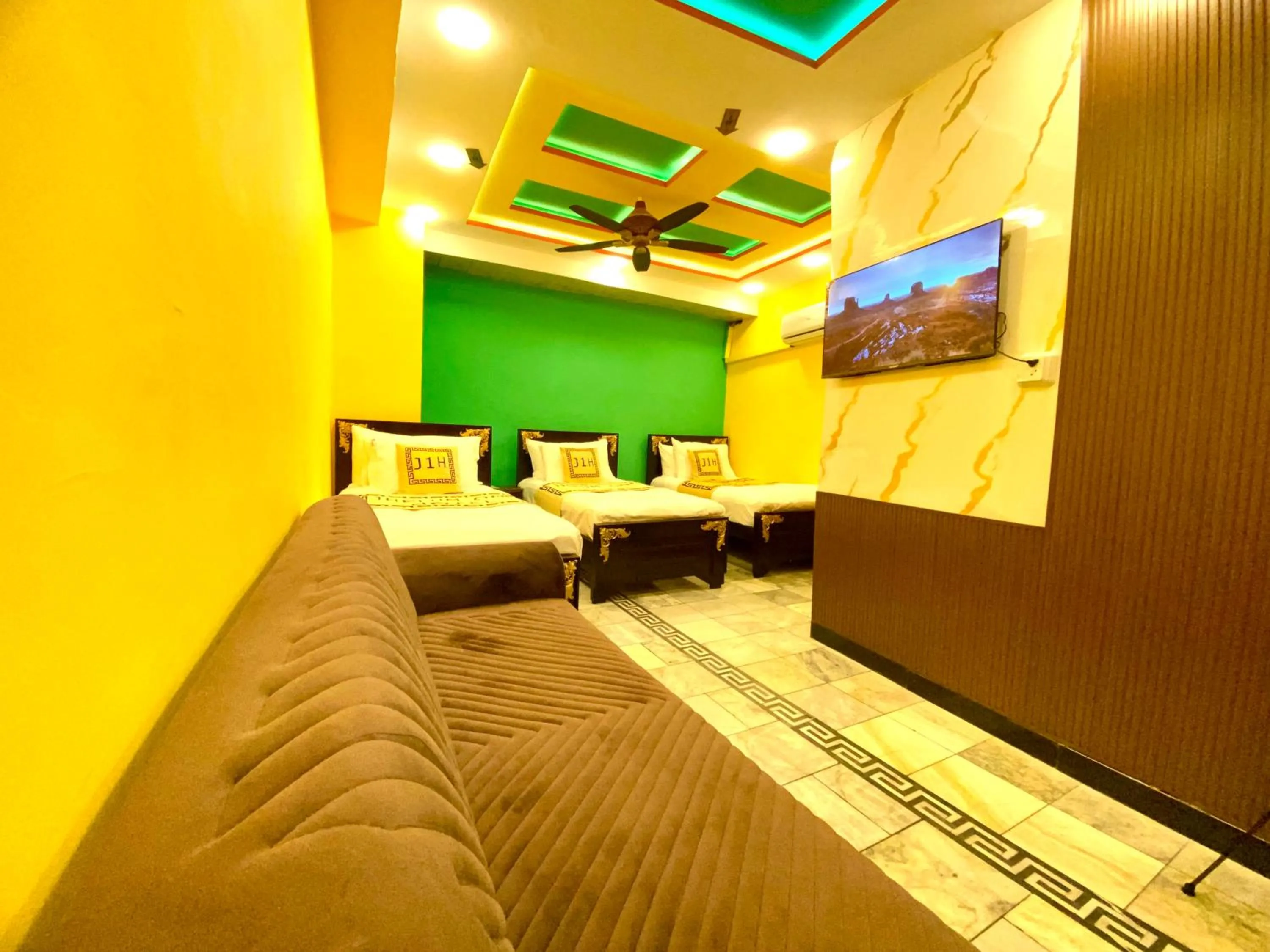 TV and multimedia in Hotel Khan Plaza
