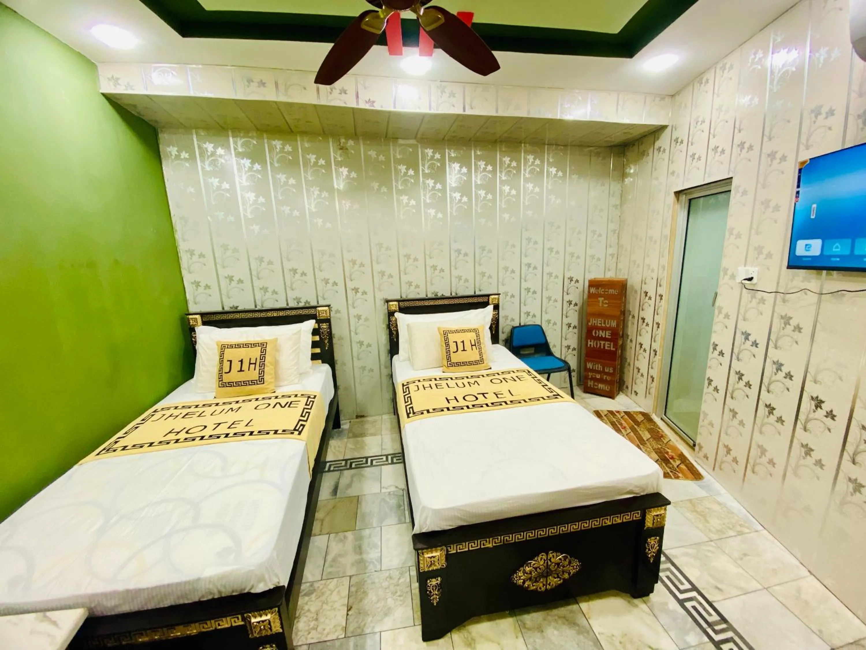 Bed in Hotel Khan Plaza