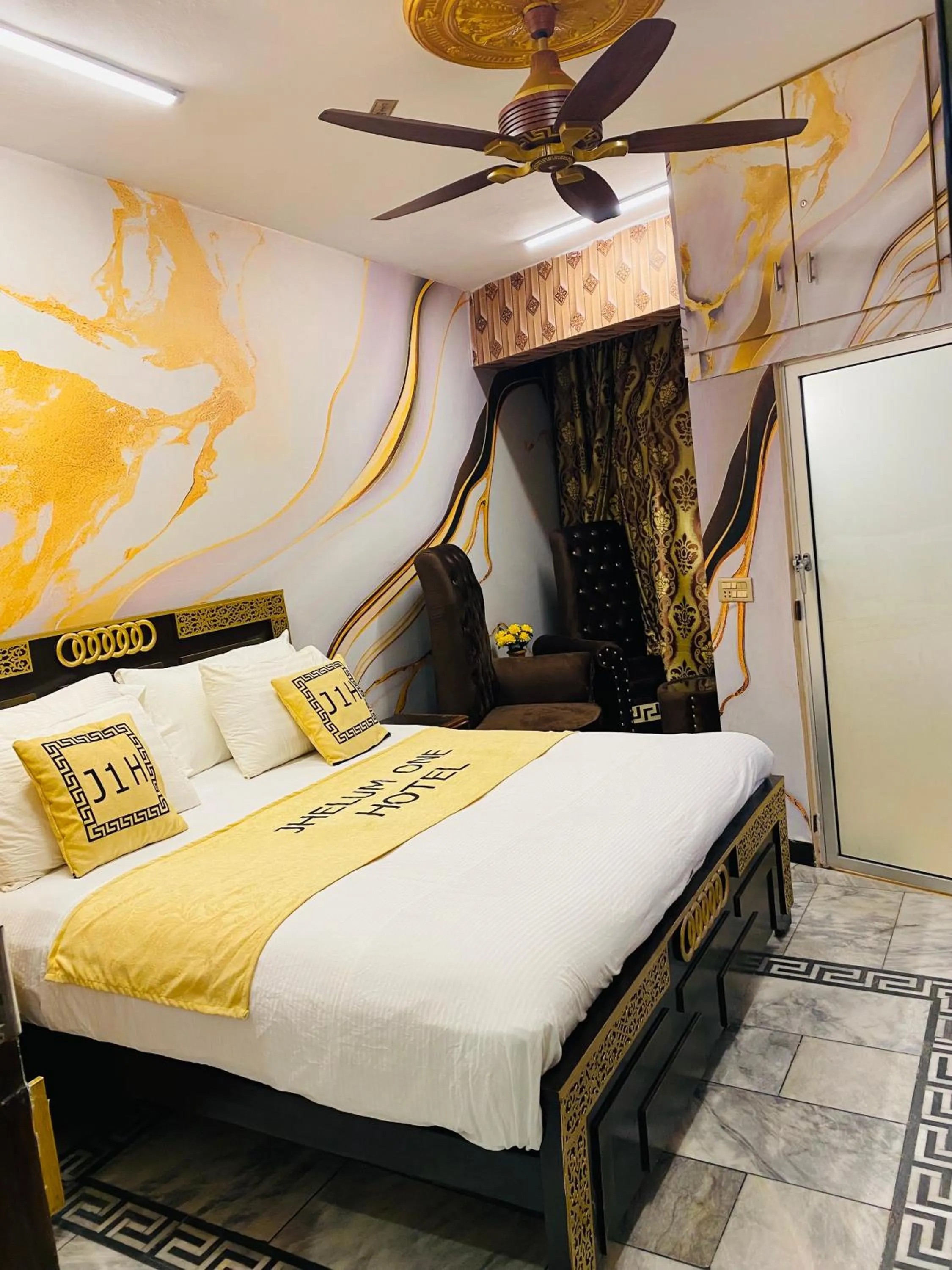 Bed in Hotel Khan Plaza