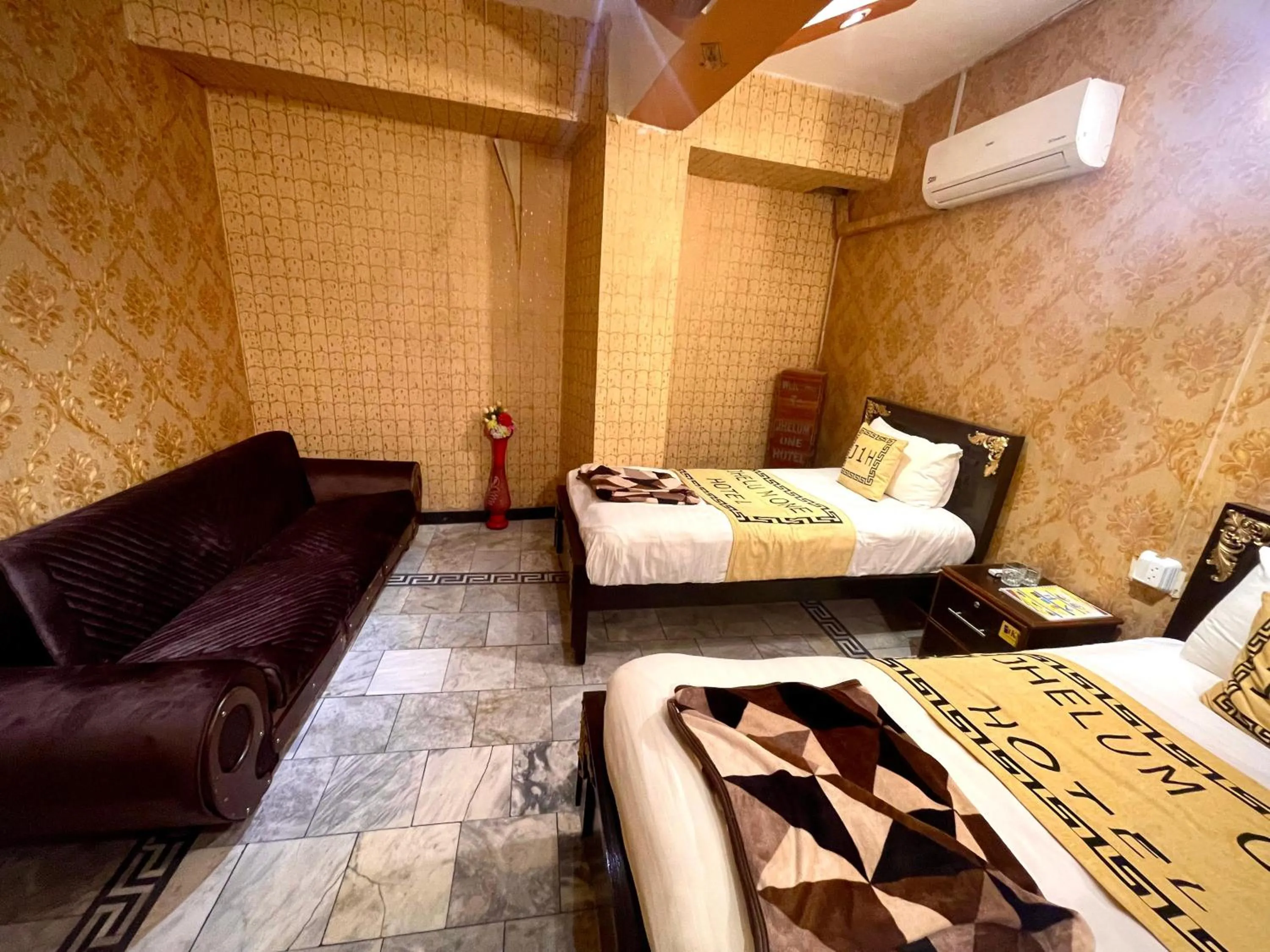 Bed in Hotel Khan Plaza