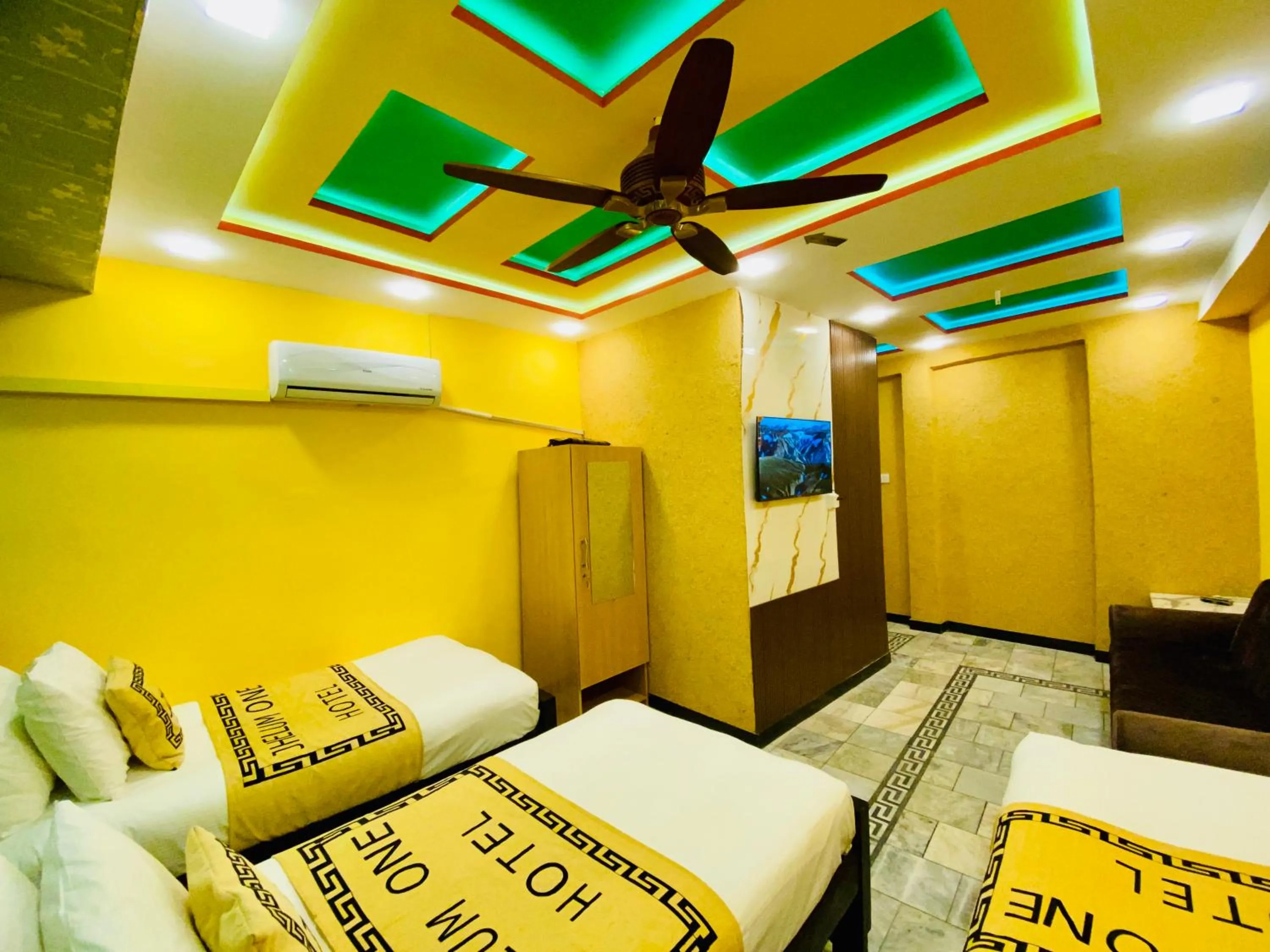 Bed in Hotel Khan Plaza