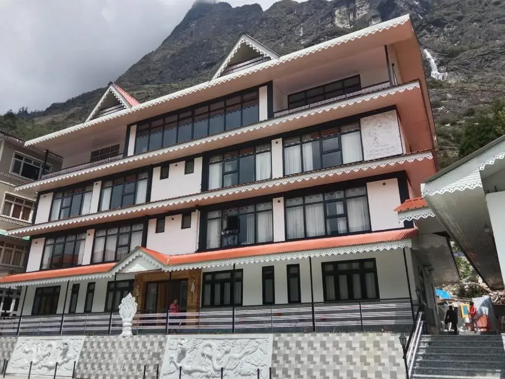 Property building in Rufina Lachung Kunga Property building in Rufina Lachung Kunga