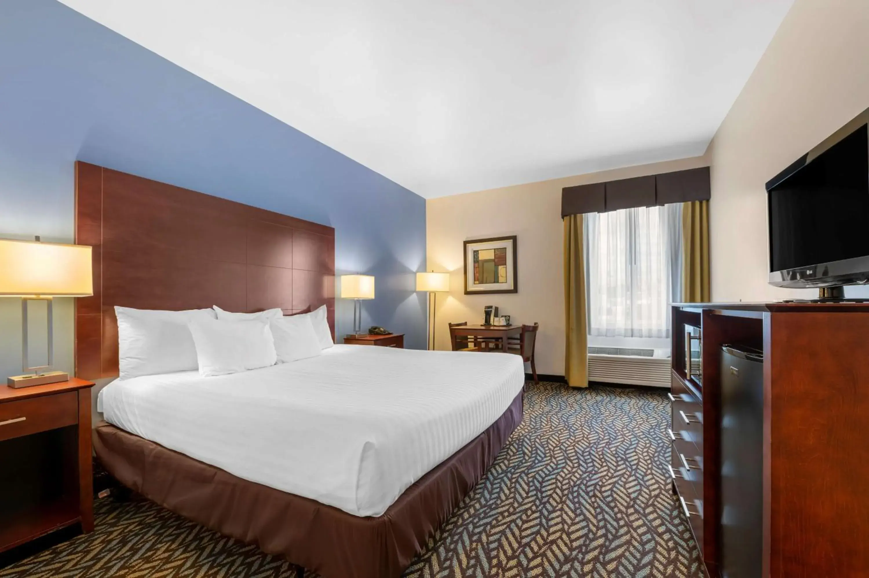 King Room with Walk In Shower - Mobility Accessible/Non-Smoking in Best Western Plus Covered Bridge Inn King Room with Walk In Shower - Mobility Accessible/Non-Smoking in Best Western Plus Covered Bridge Inn