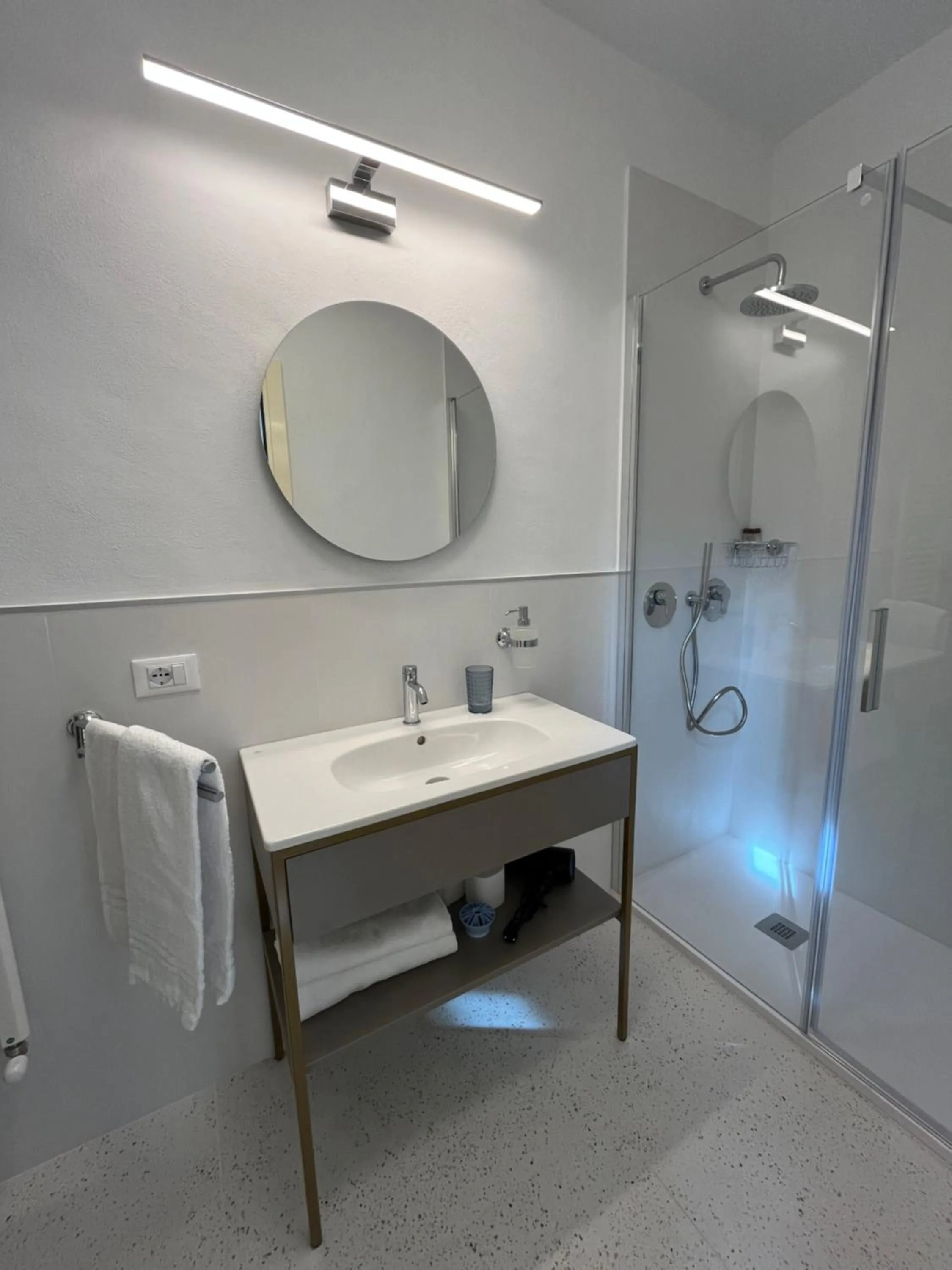 Shower in Hotel Duca D'Aosta