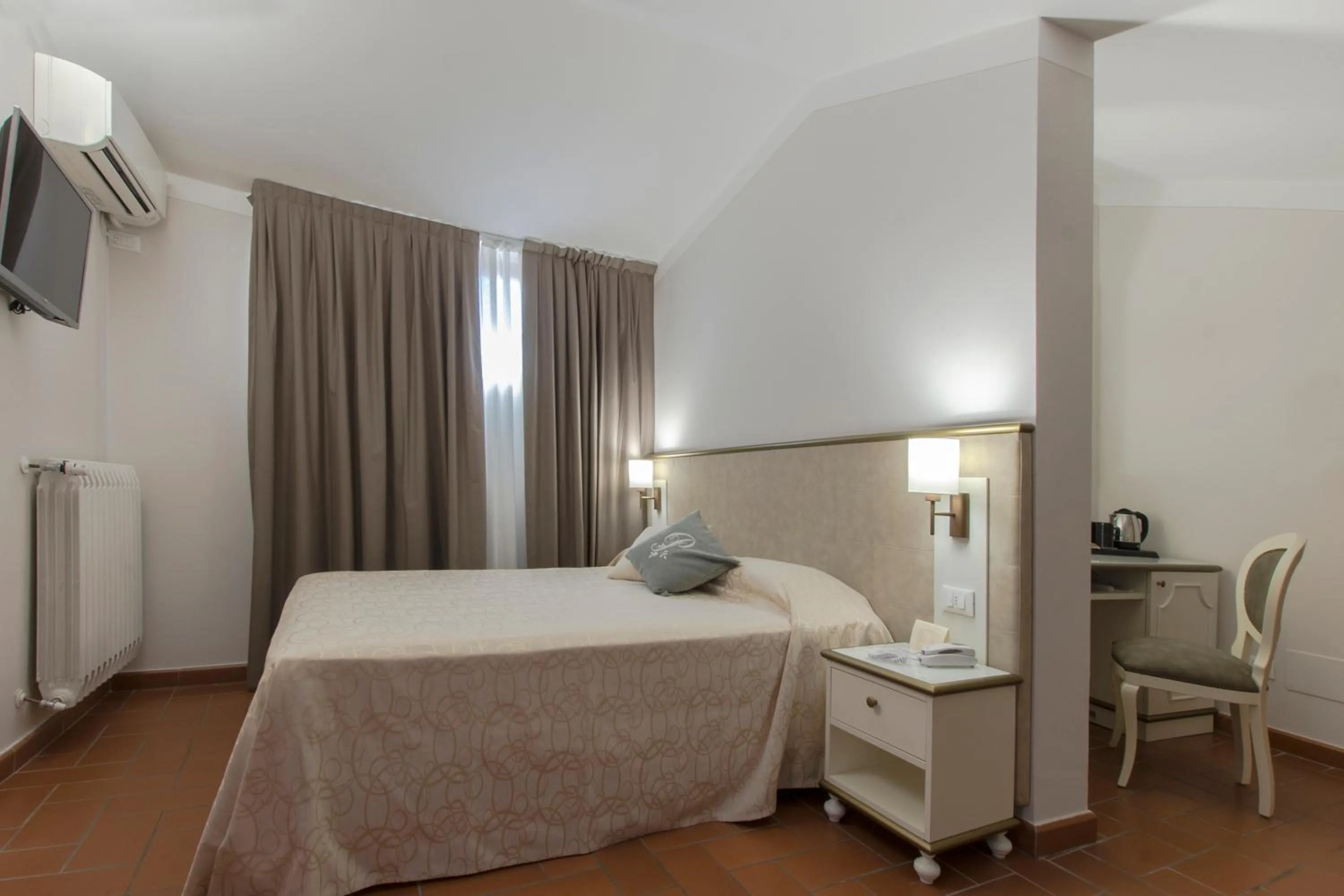 air conditioner, Bed in Hotel San Lino