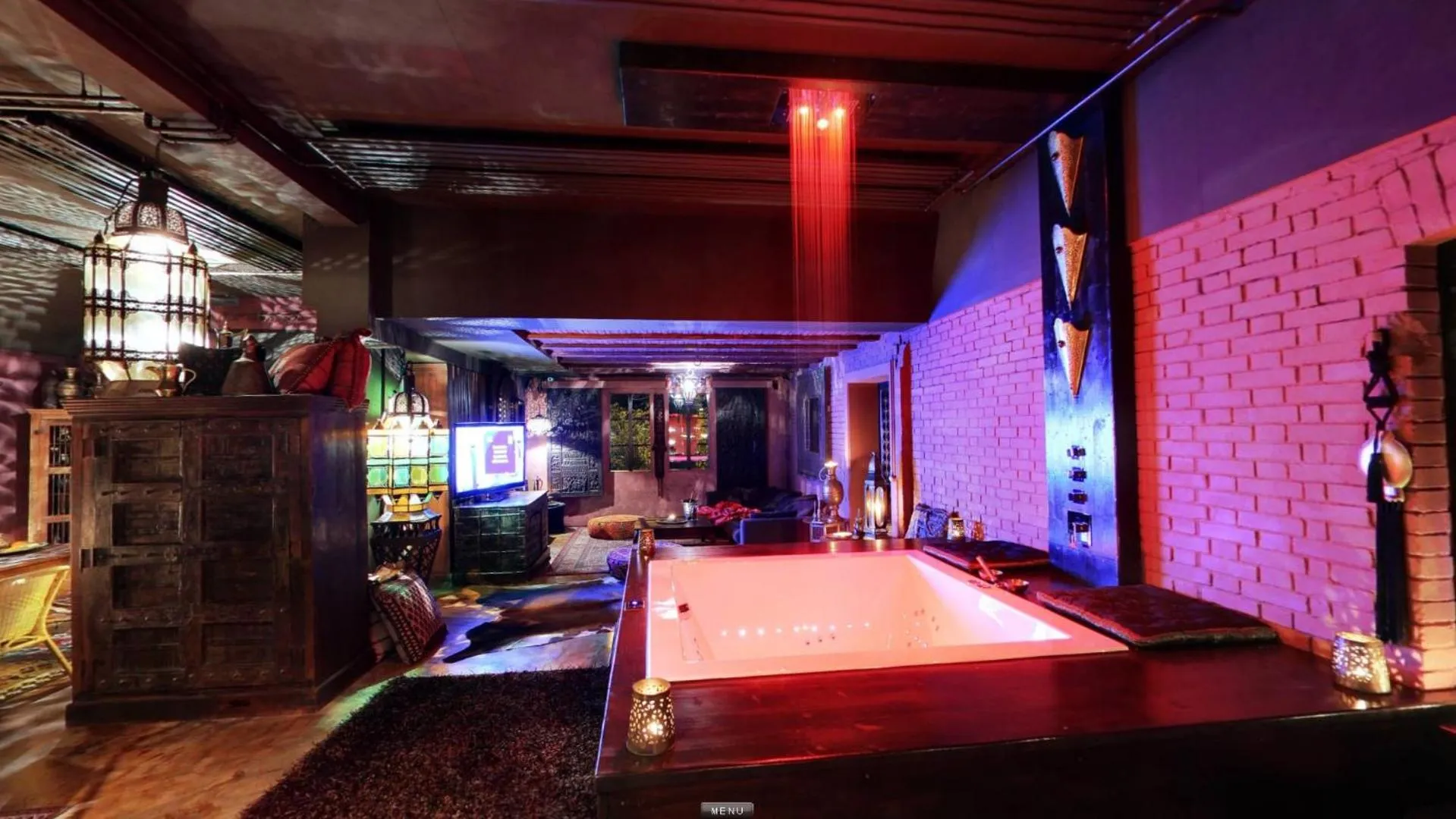 Shower in Bijou Hotel / Love and Romance